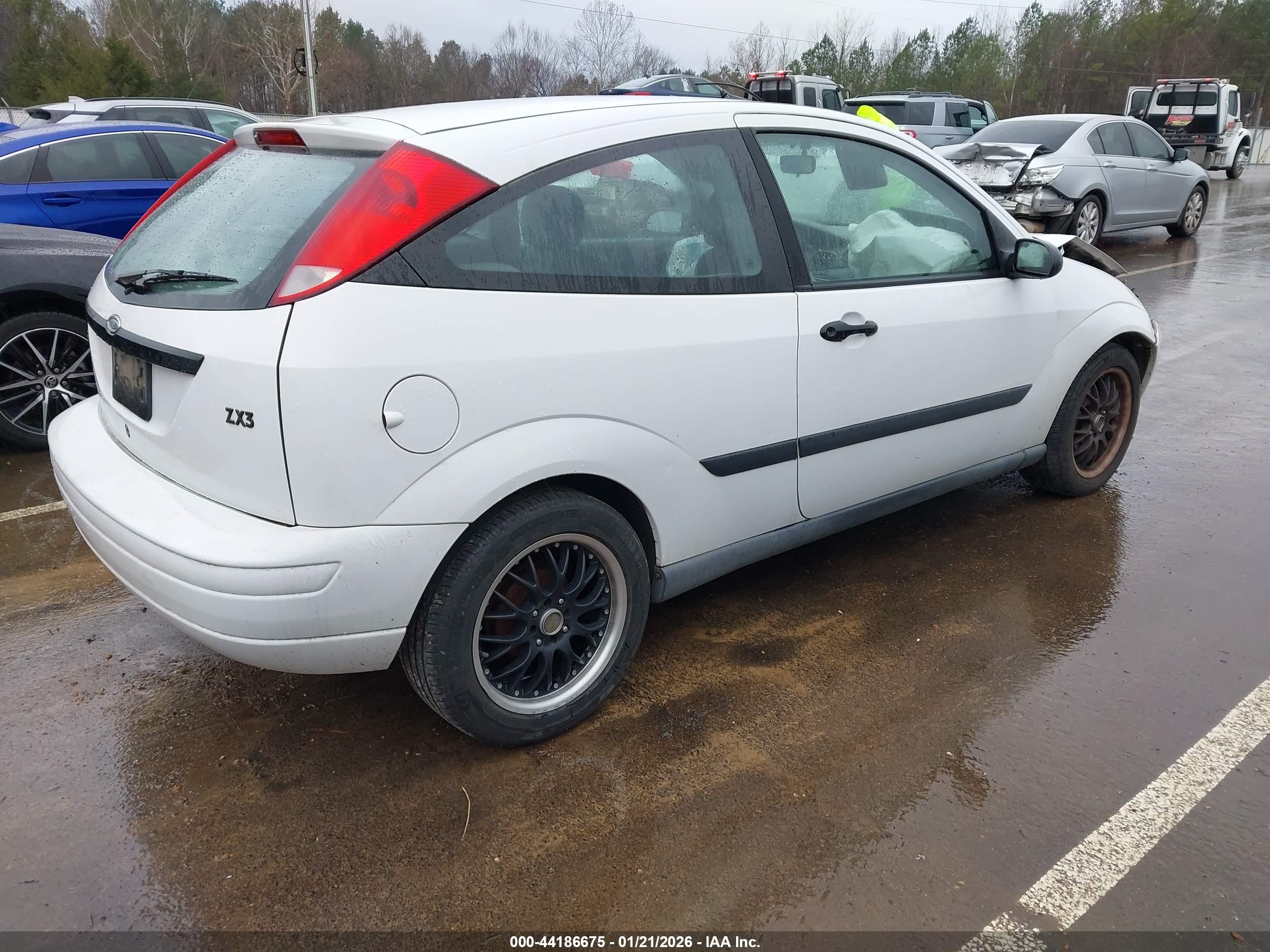 2002 Ford Focus Zx3 White vin: 3FAFP313X2R228872