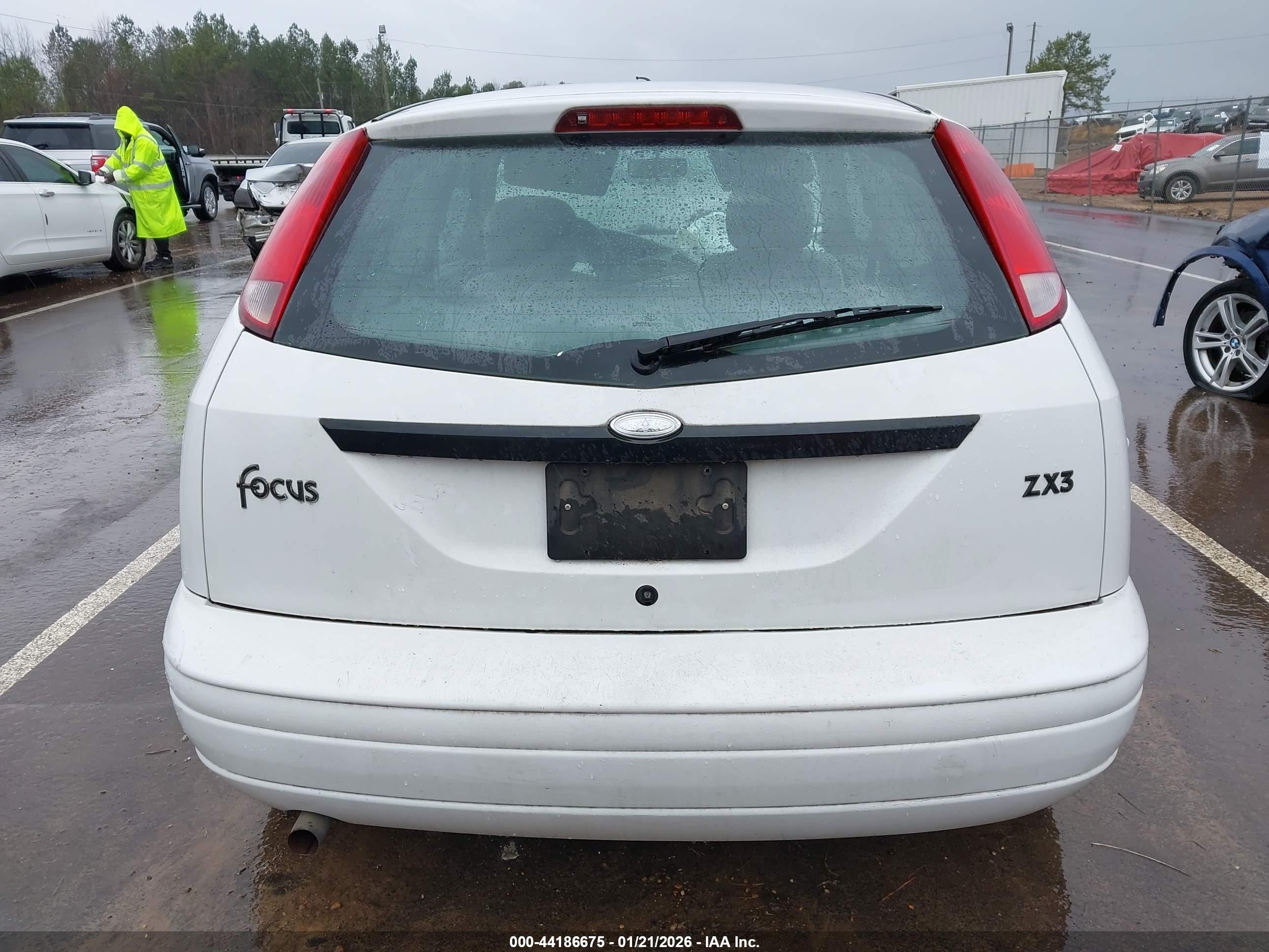 2002 Ford Focus Zx3 White vin: 3FAFP313X2R228872