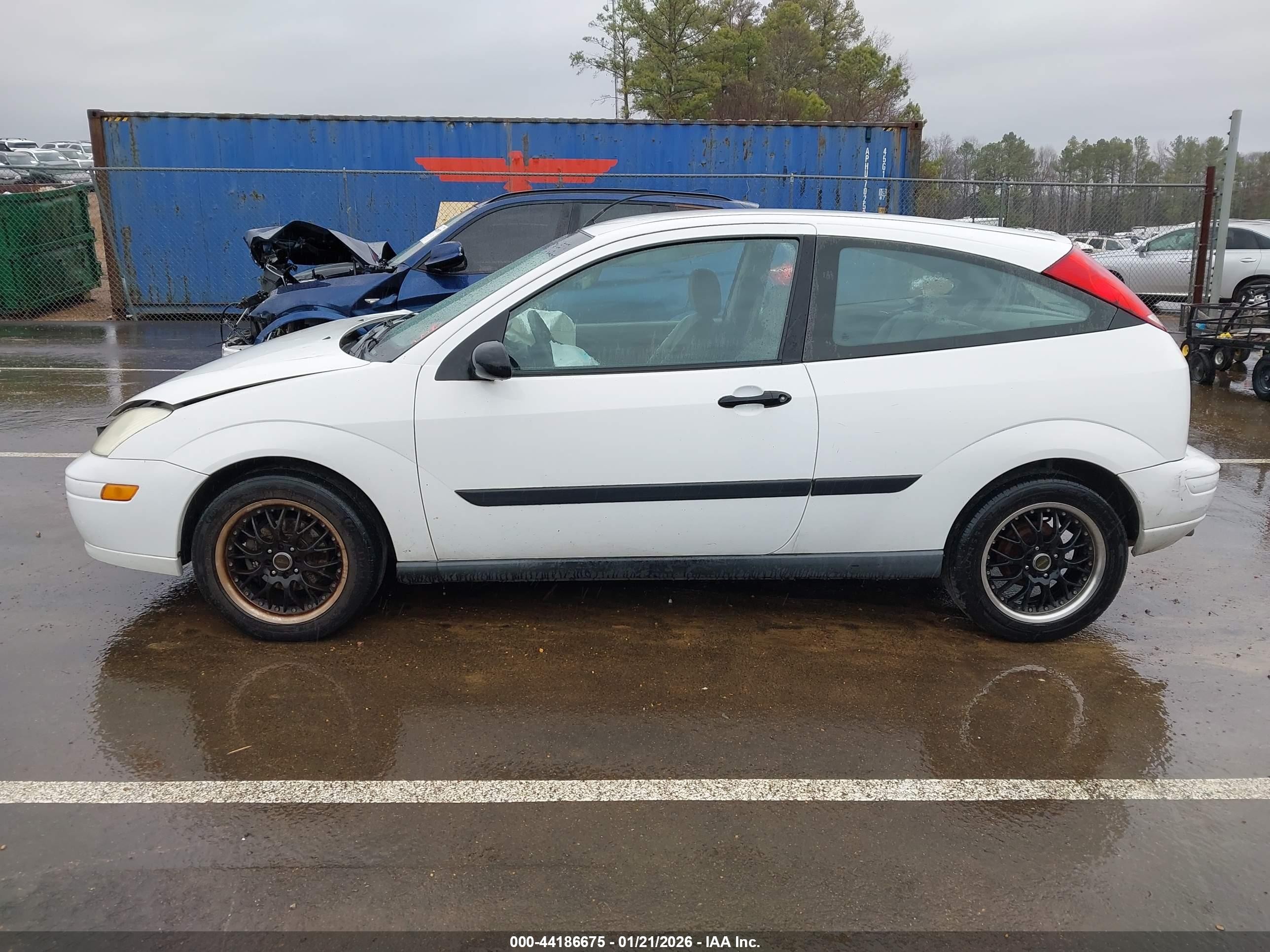 2002 Ford Focus Zx3 White vin: 3FAFP313X2R228872