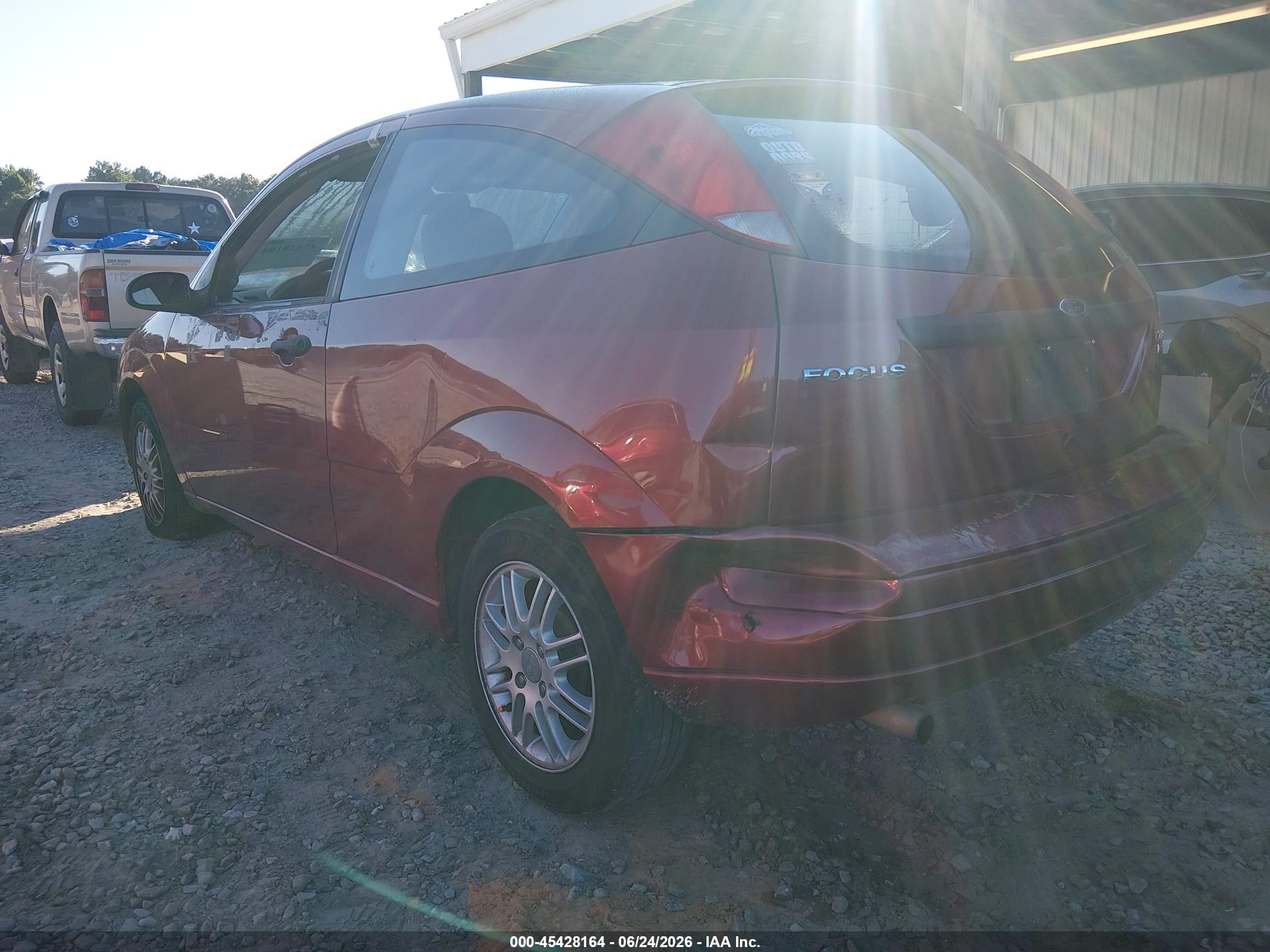 2005 Ford Focus Zx3 Red vin: 3FAFP31N15R144364