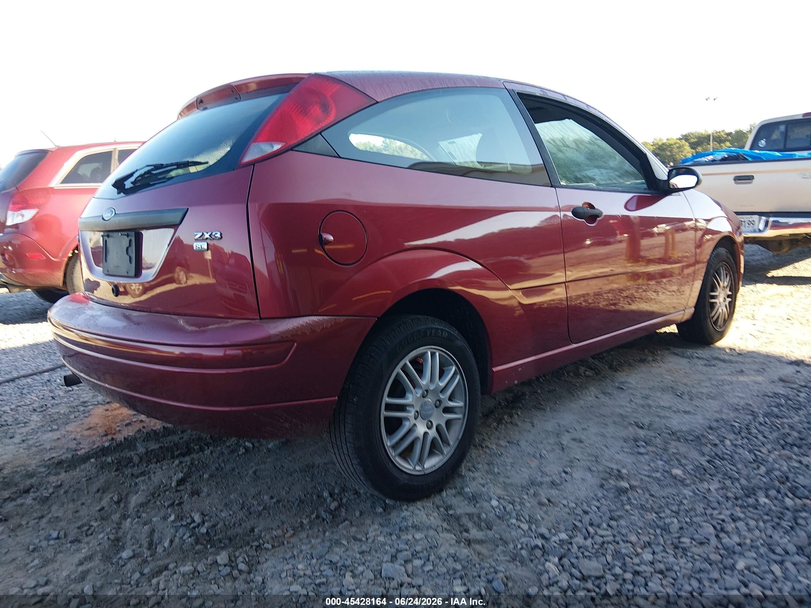 2005 Ford Focus Zx3 Red vin: 3FAFP31N15R144364