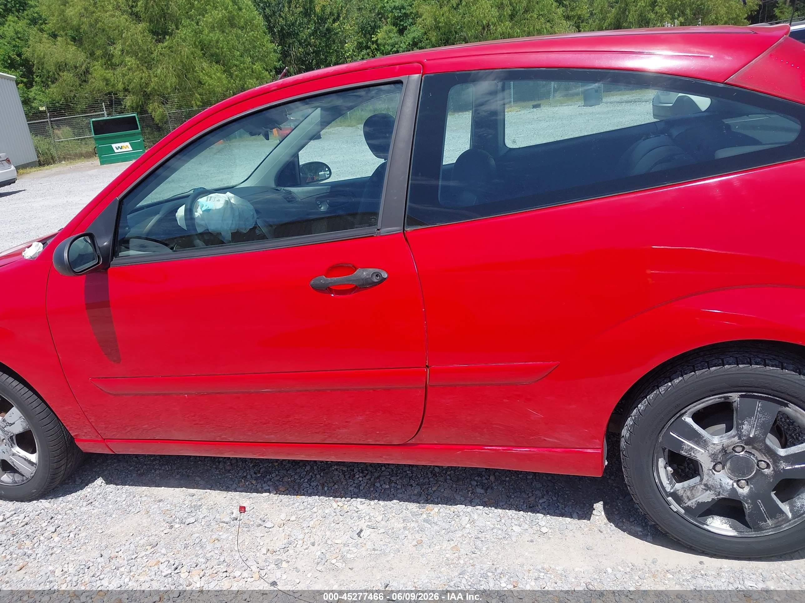 2005 Ford Focus Zx3 Red vin: 3FAFP31N25R159181