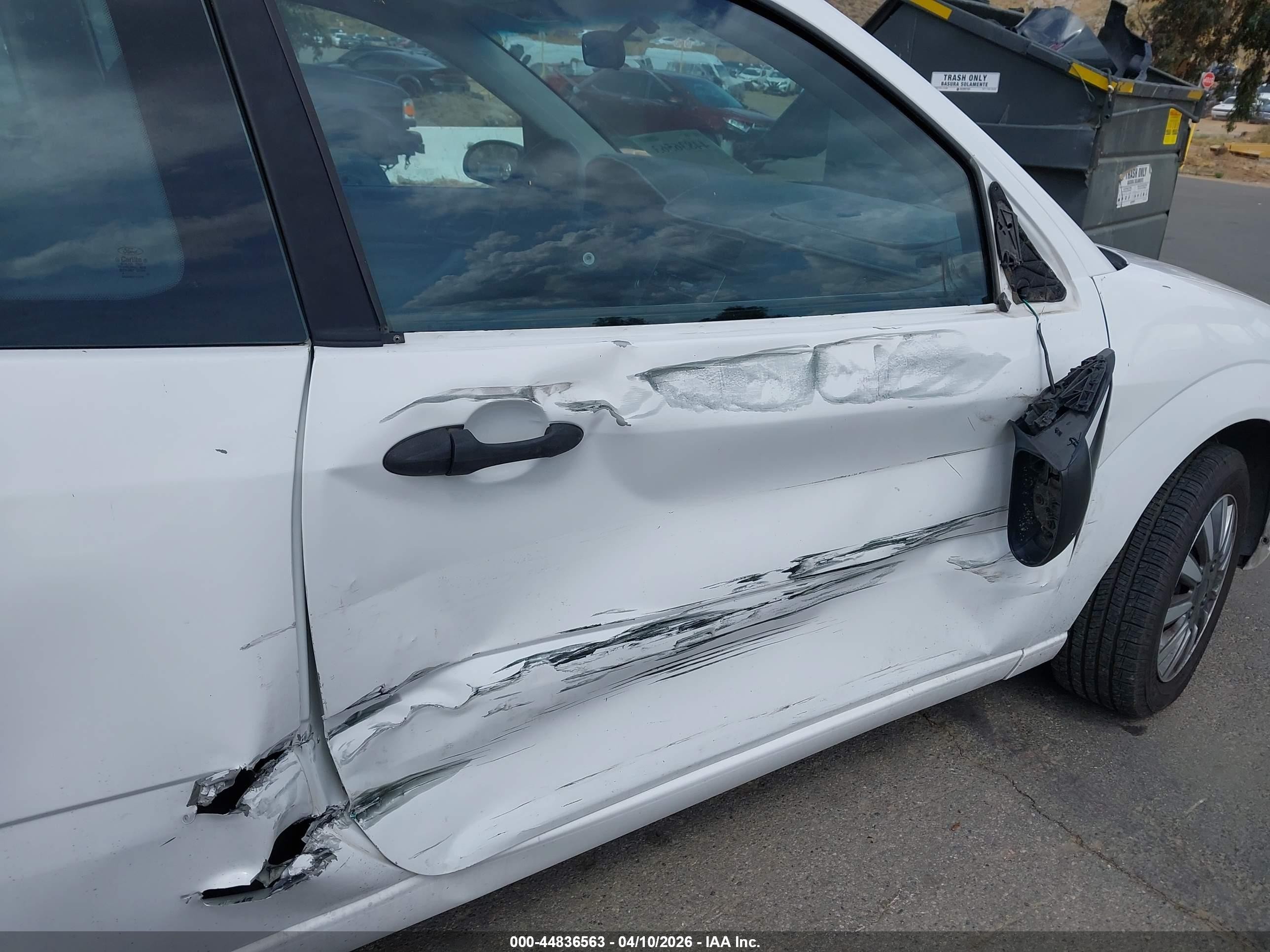 2005 Ford Focus Zx3 White vin: 3FAFP31N65R117810