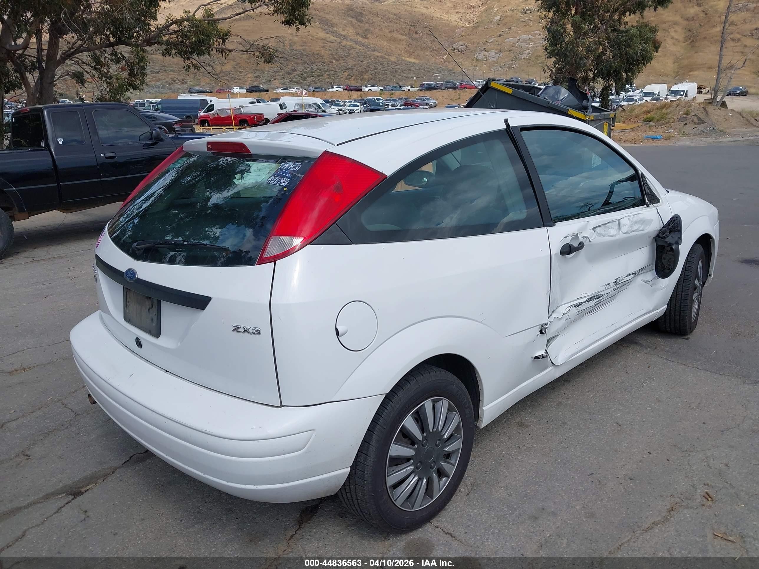 2005 Ford Focus Zx3 White vin: 3FAFP31N65R117810