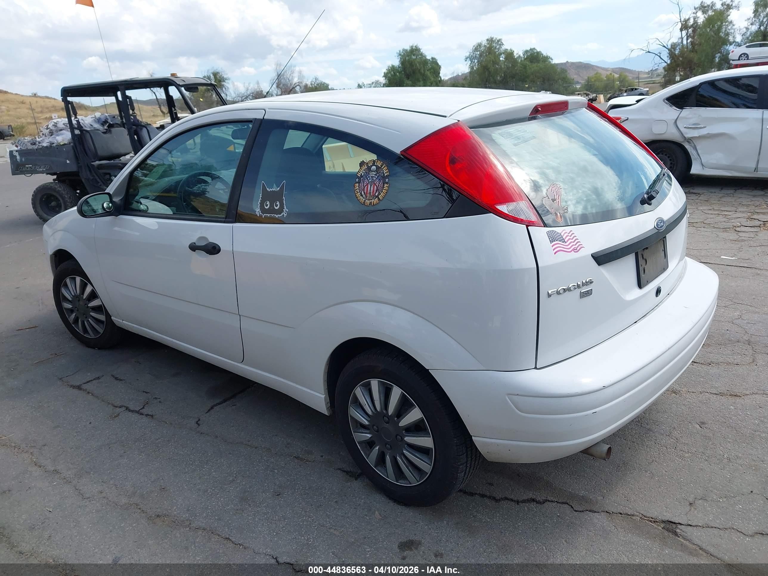 2005 Ford Focus Zx3 White vin: 3FAFP31N65R117810