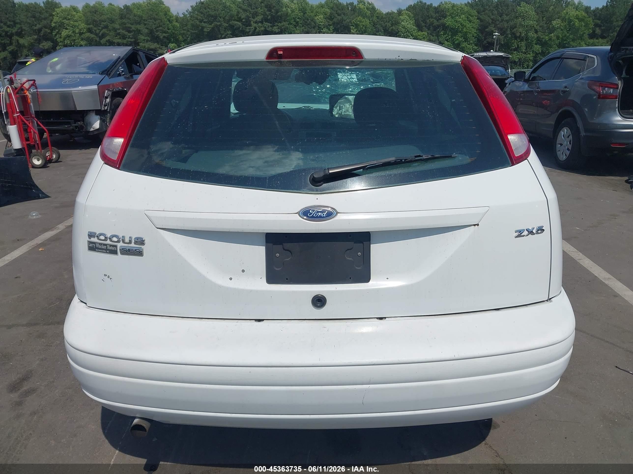 2005 Ford Focus Zx5 White vin: 3FAFP37N05R149515