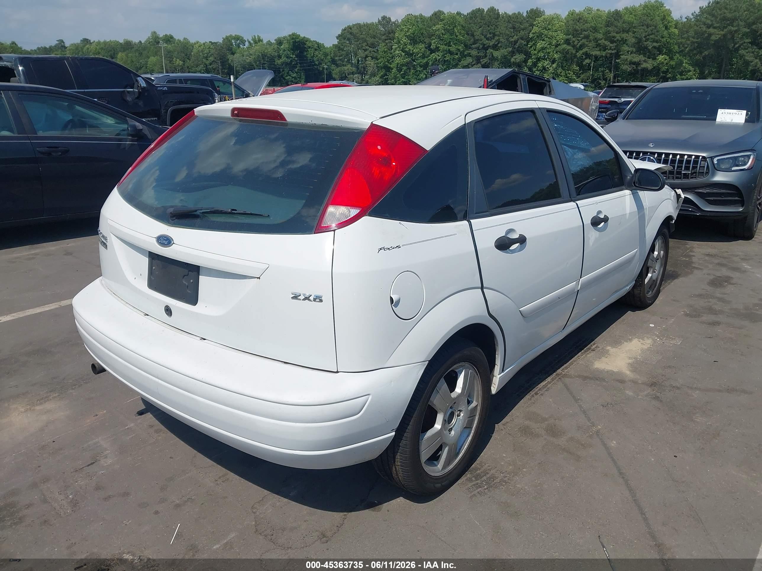 2005 Ford Focus Zx5 White vin: 3FAFP37N05R149515