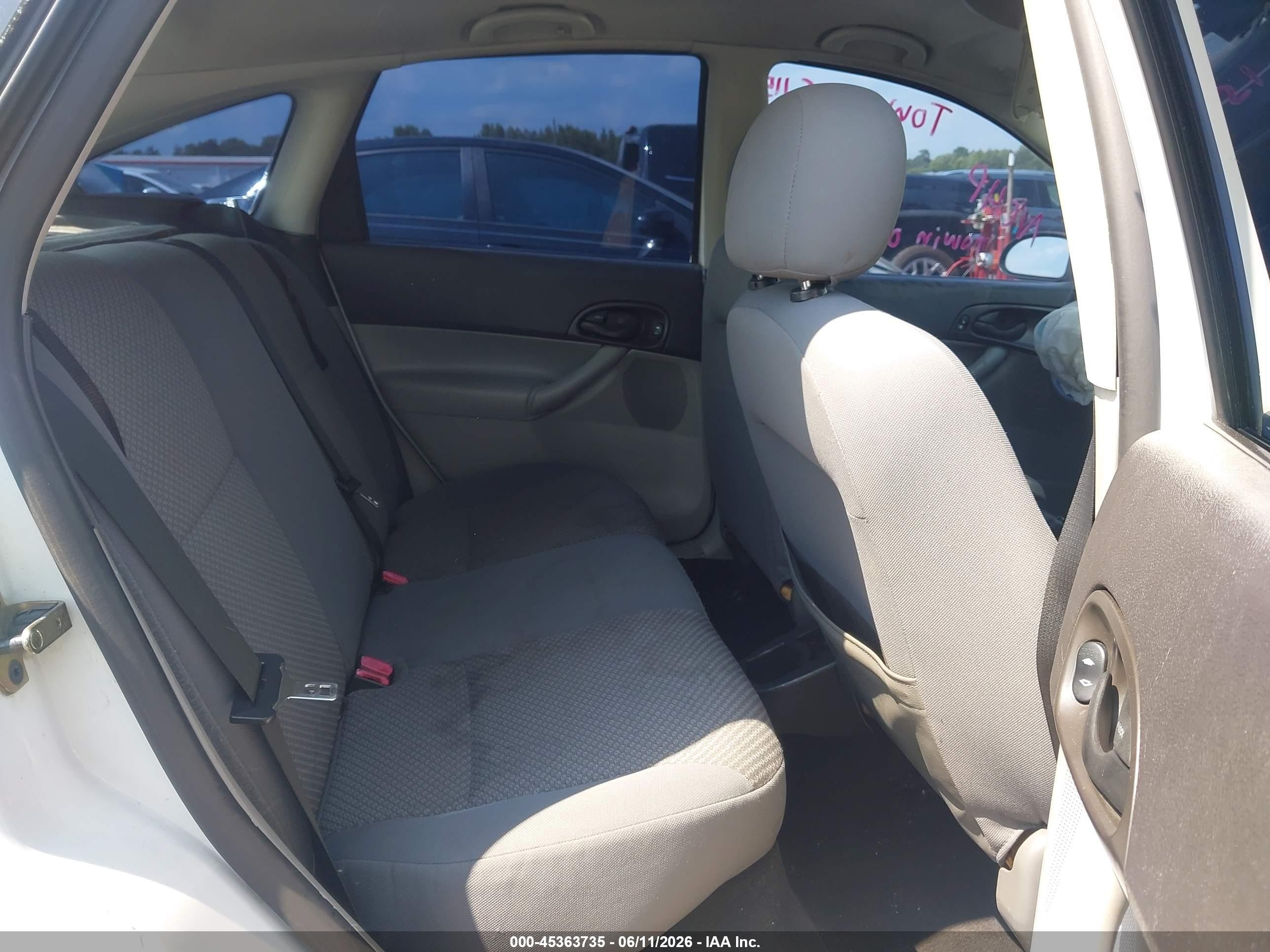 2005 Ford Focus Zx5 White vin: 3FAFP37N05R149515