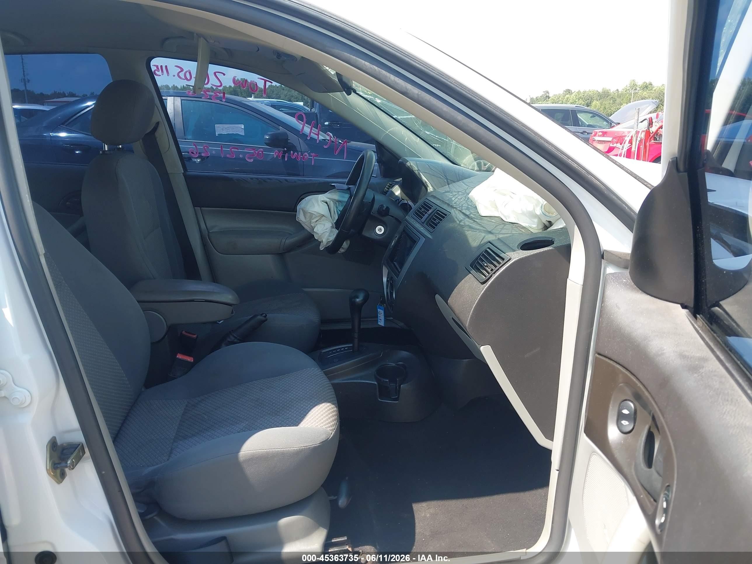2005 Ford Focus Zx5 White vin: 3FAFP37N05R149515