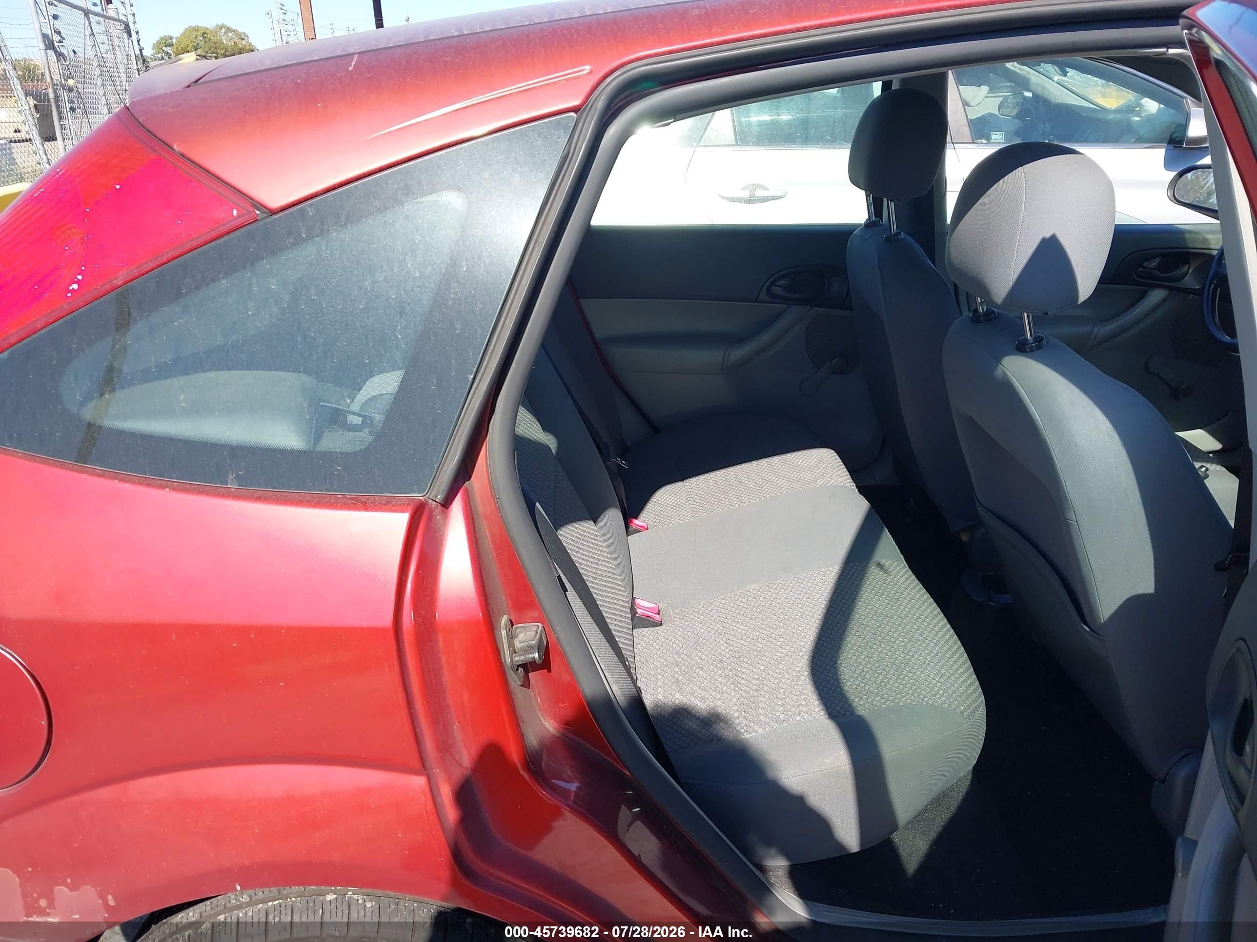 2005 Ford Focus Zx5 Red vin: 3FAFP37N05R156318