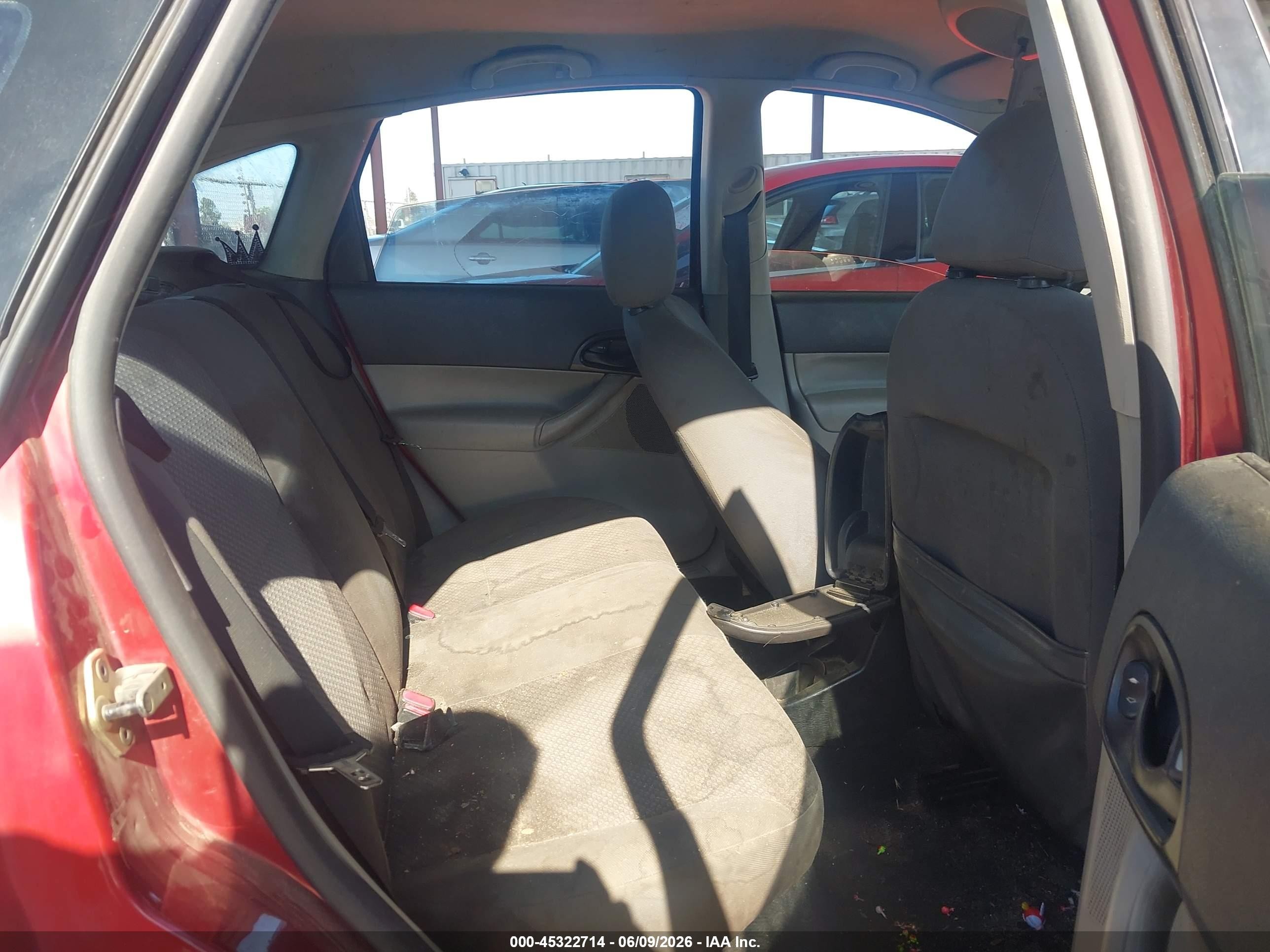 2005 Ford Focus Zx5 Red vin: 3FAFP37N15R137230