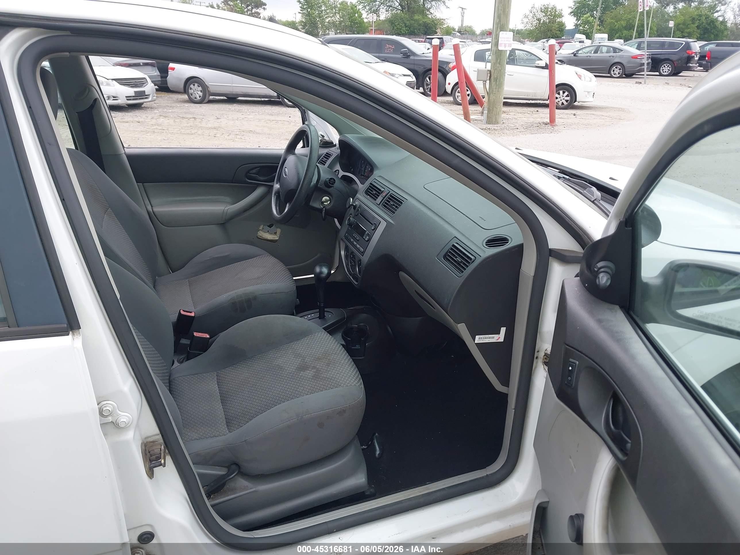 2005 Ford Focus Zx5 White vin: 3FAFP37N25R149015