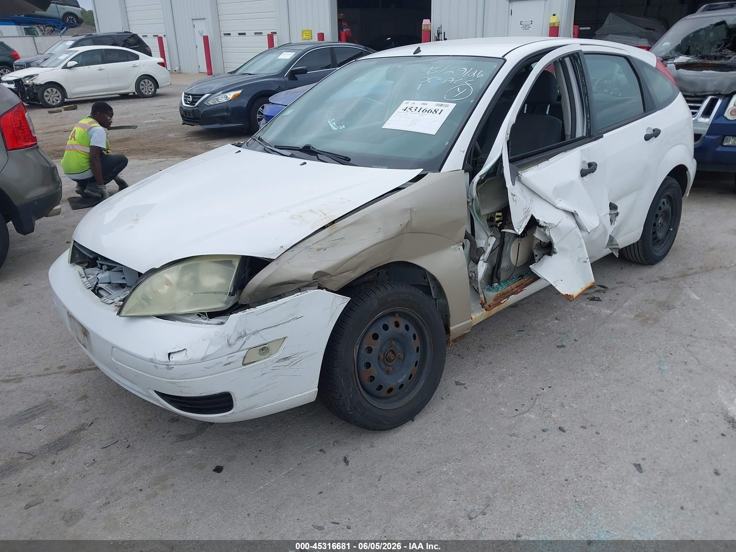 2005 Ford Focus Zx5 White vin: 3FAFP37N25R149015