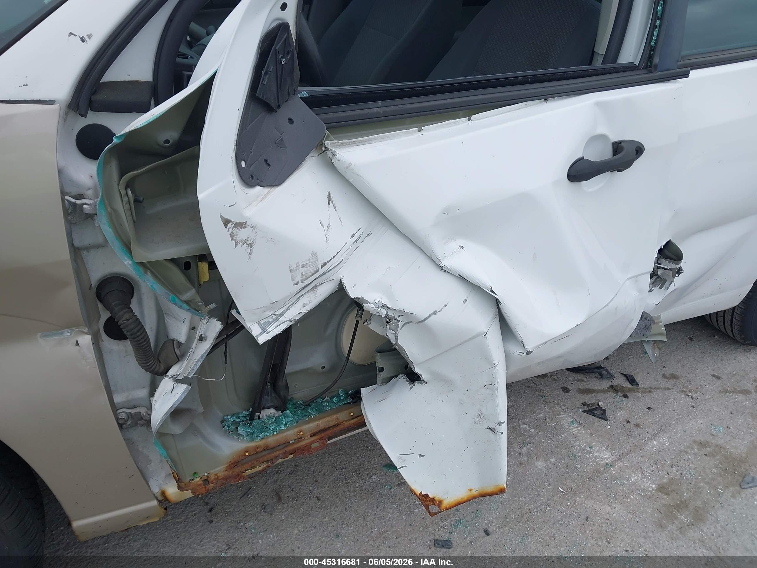 2005 Ford Focus Zx5 White vin: 3FAFP37N25R149015