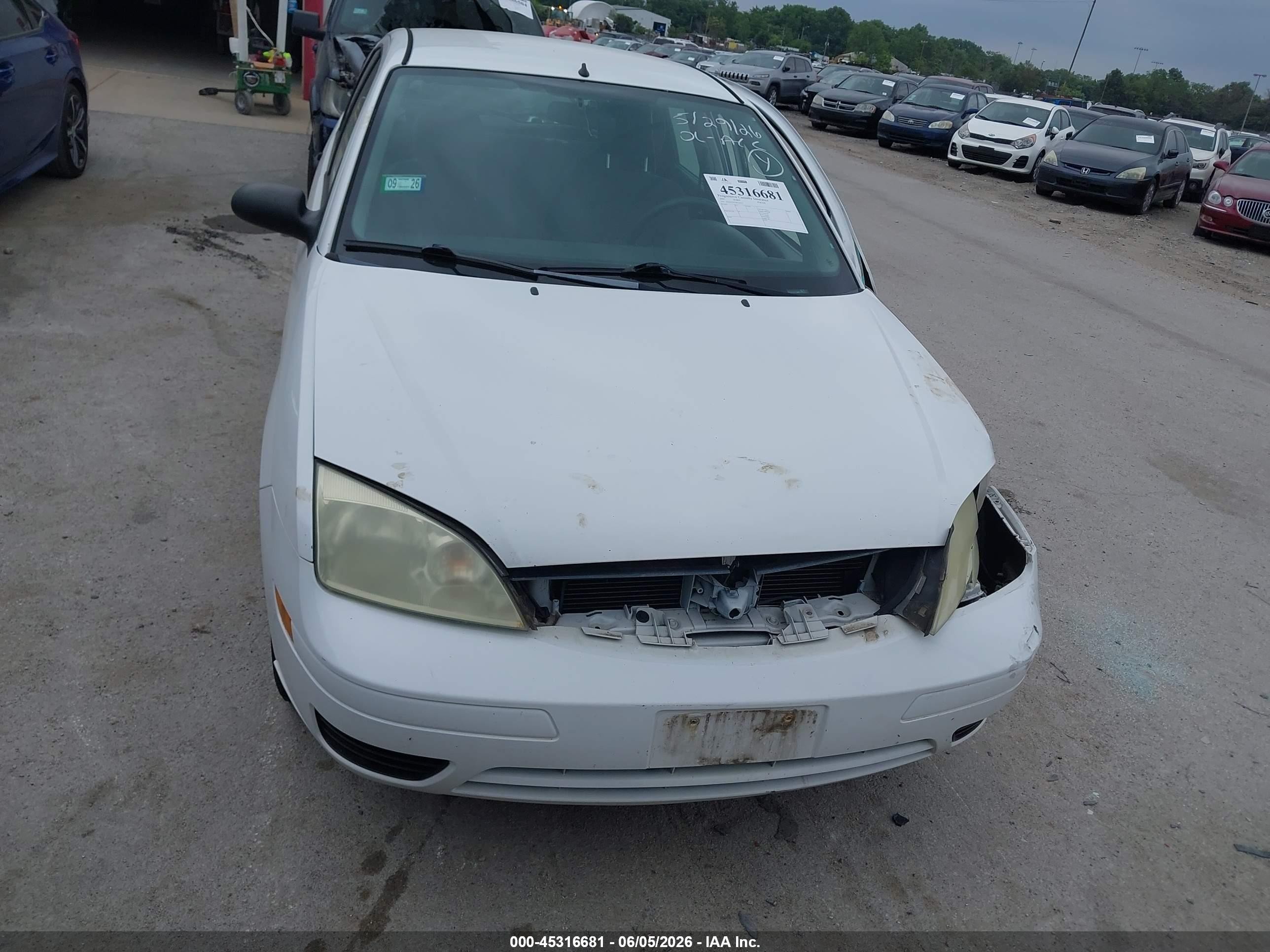 2005 Ford Focus Zx5 White vin: 3FAFP37N25R149015