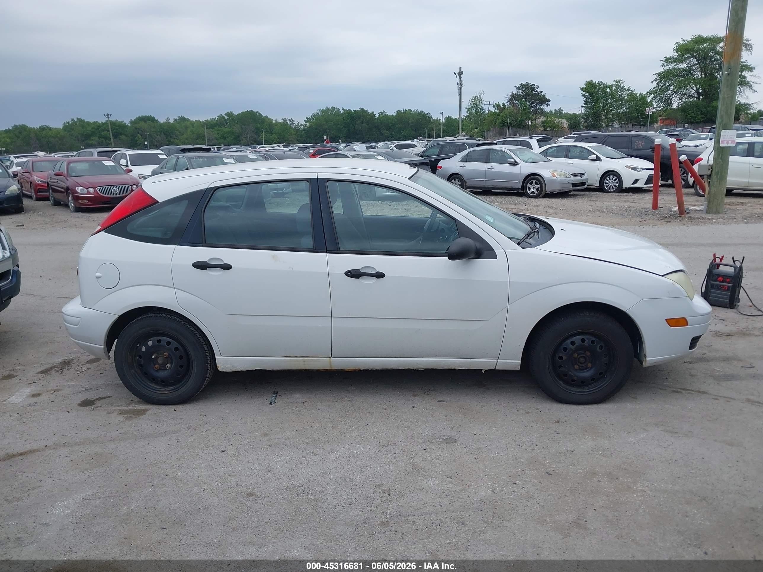 2005 Ford Focus Zx5 White vin: 3FAFP37N25R149015