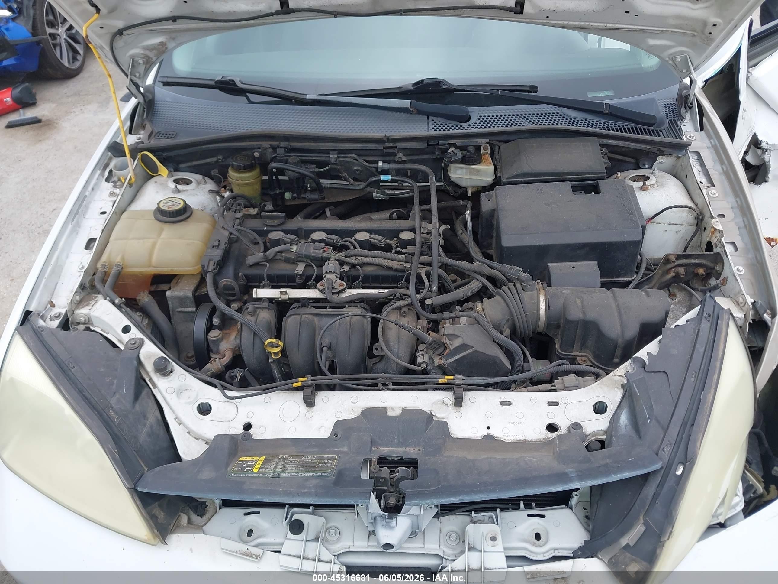 2005 Ford Focus Zx5 White vin: 3FAFP37N25R149015