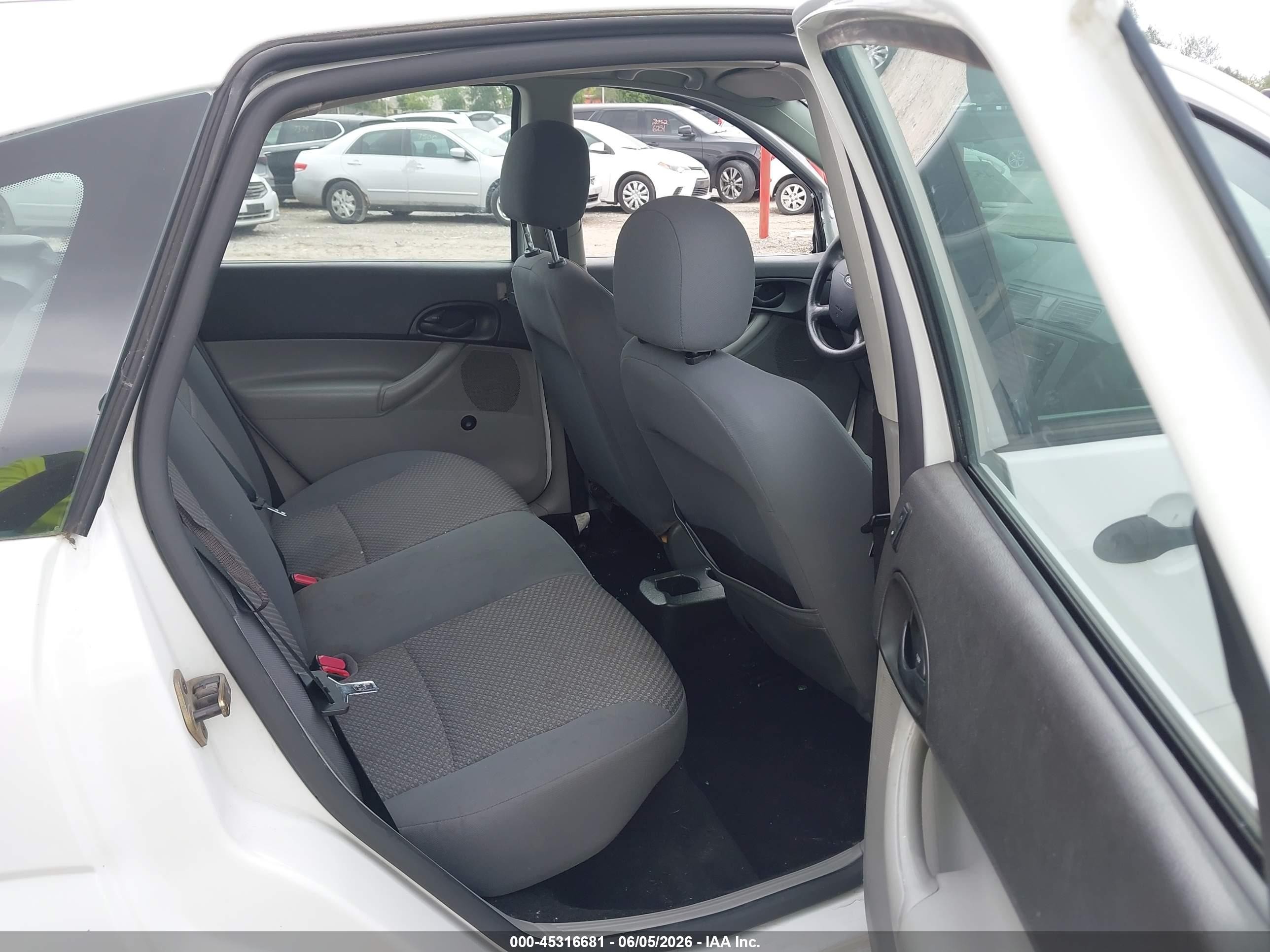 2005 Ford Focus Zx5 White vin: 3FAFP37N25R149015
