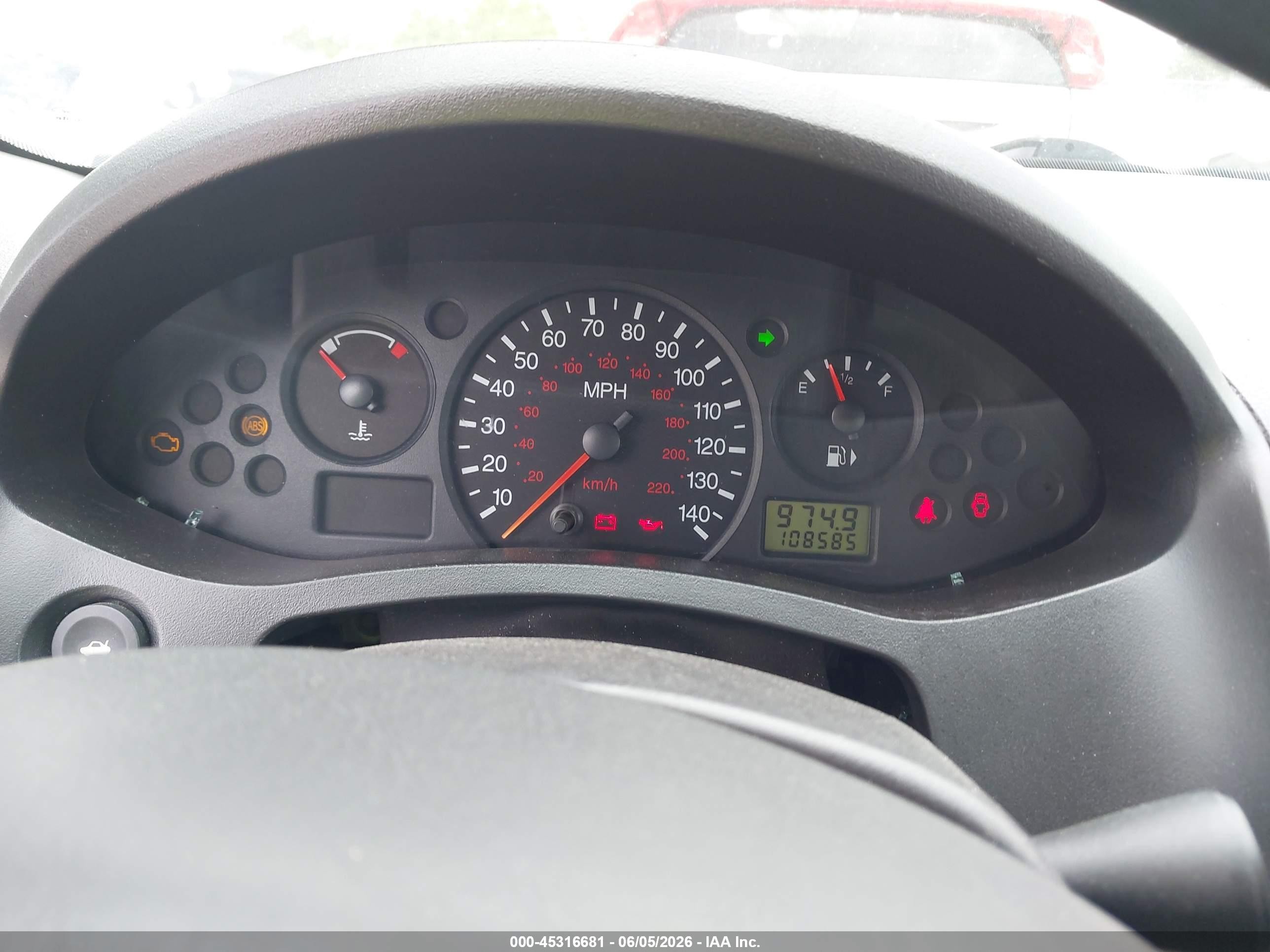 2005 Ford Focus Zx5 White vin: 3FAFP37N25R149015