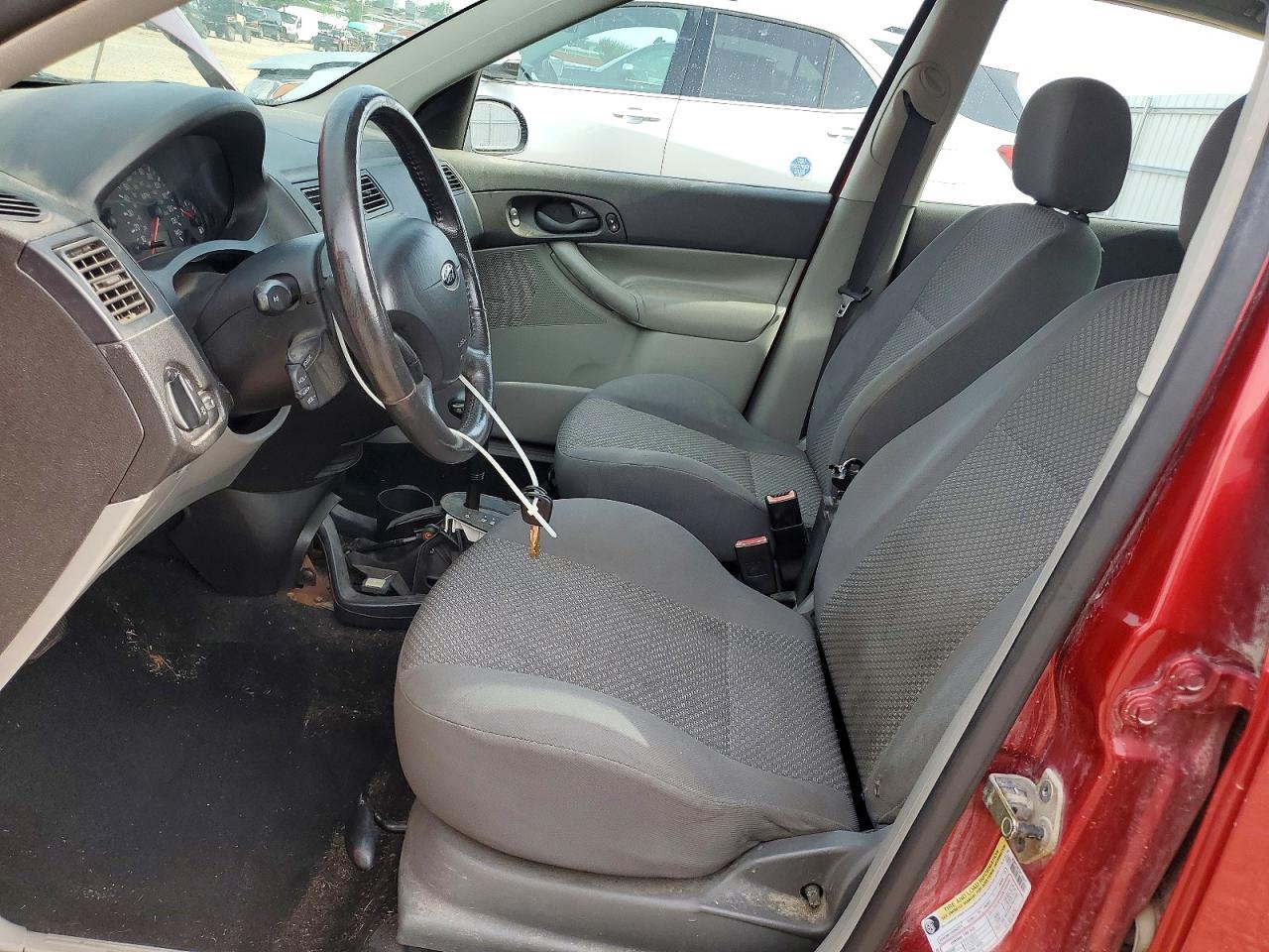 2005 Ford Focus Zx5 Red vin: 3FAFP37N35R148679