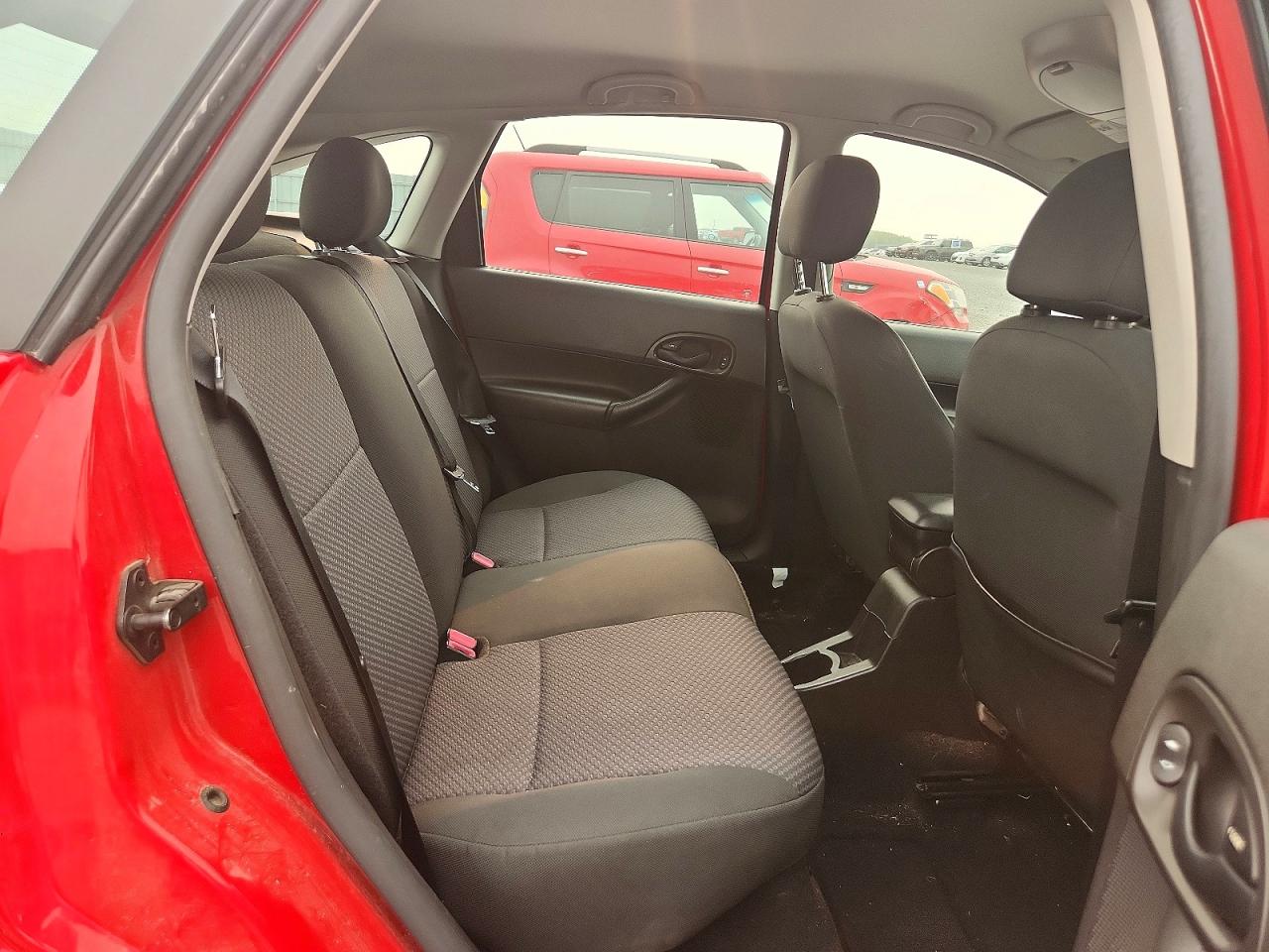 2005 Ford Focus Zx5 Red vin: 3FAFP37N45R160503