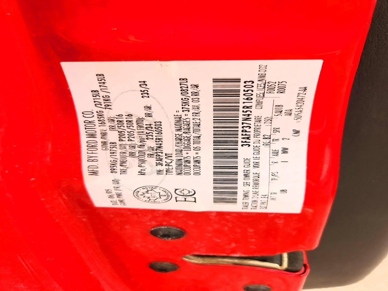 2005 Ford Focus Zx5 Red vin: 3FAFP37N45R160503
