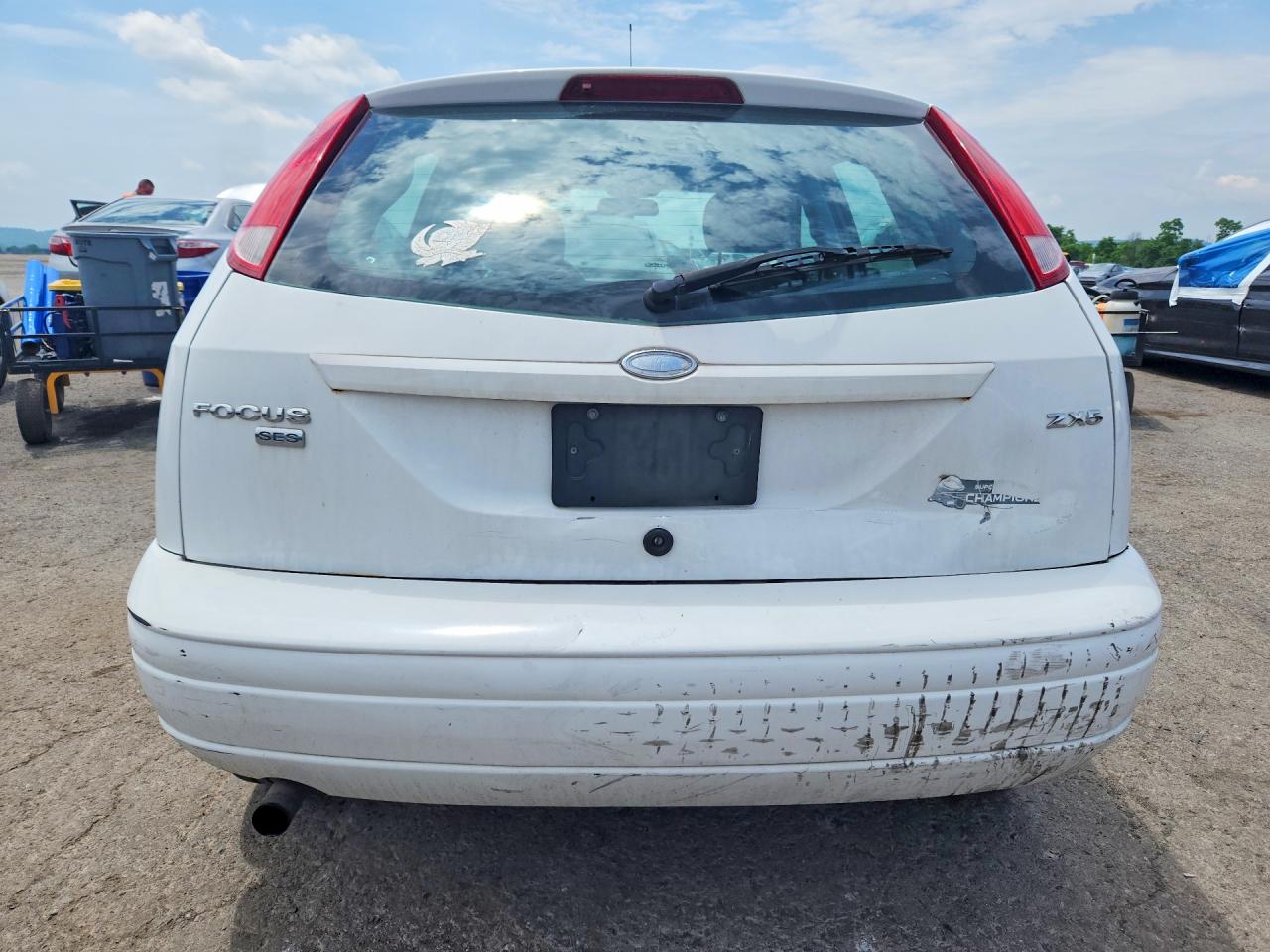 2005 Ford Focus Zx5 White vin: 3FAFP37N55R107759