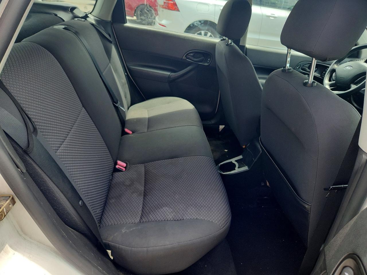 2005 Ford Focus Zx5 White vin: 3FAFP37N55R107759