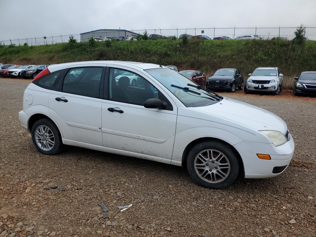 2005 Ford Focus Zx5 White vin: 3FAFP37N95R141526 Damage: Right Rocker Panel, Dent(S) W/ Paint Dmg, 2 To 3 Inches