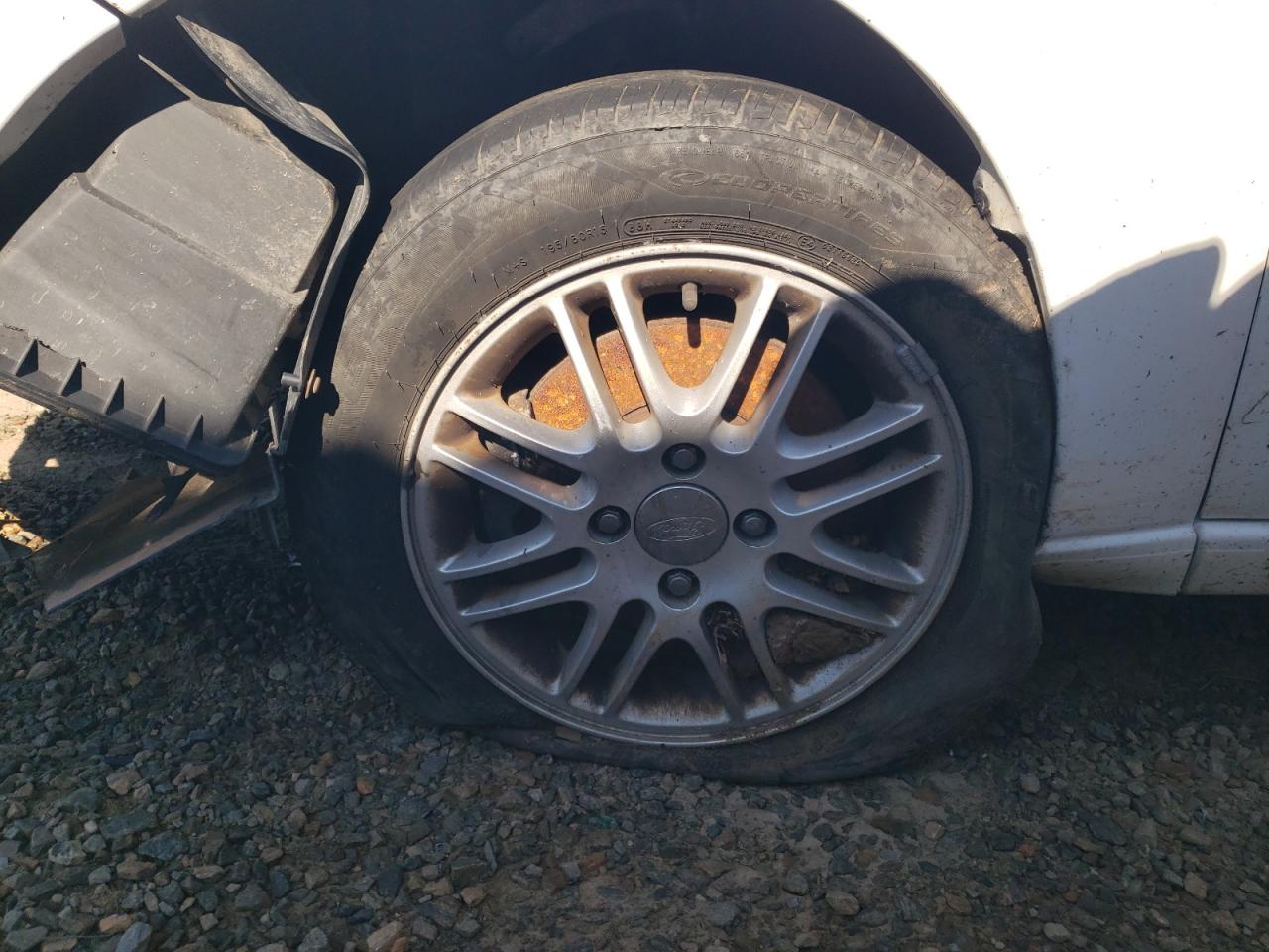 2005 Ford Focus Zx5 White vin: 3FAFP37N95R141526 Damage: Left Front Tire, Cut, Replacement Required