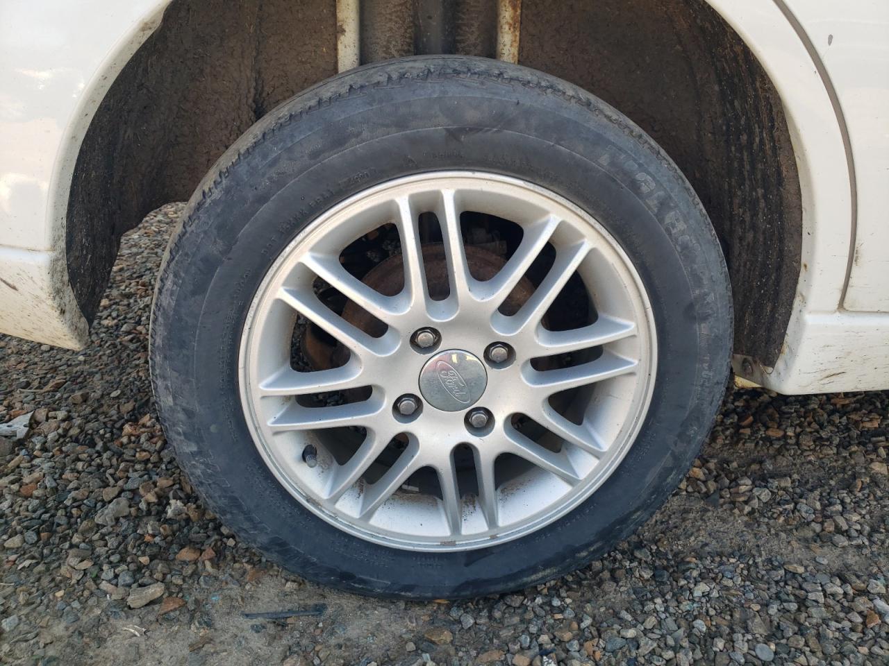2005 Ford Focus Zx5 White vin: 3FAFP37N95R141526 Damage: Left Rear Tire, Worn, Replacement Required