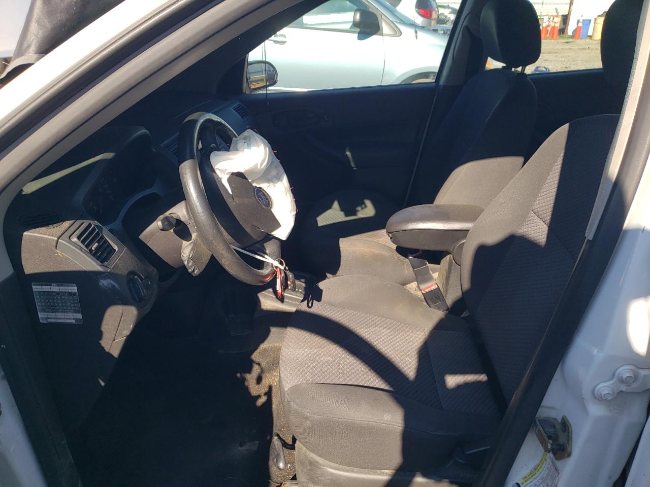 2005 Ford Focus Zx5 White vin: 3FAFP37N95R141526 Damage: Airbag - Front Left, Deployed, Replacement Required