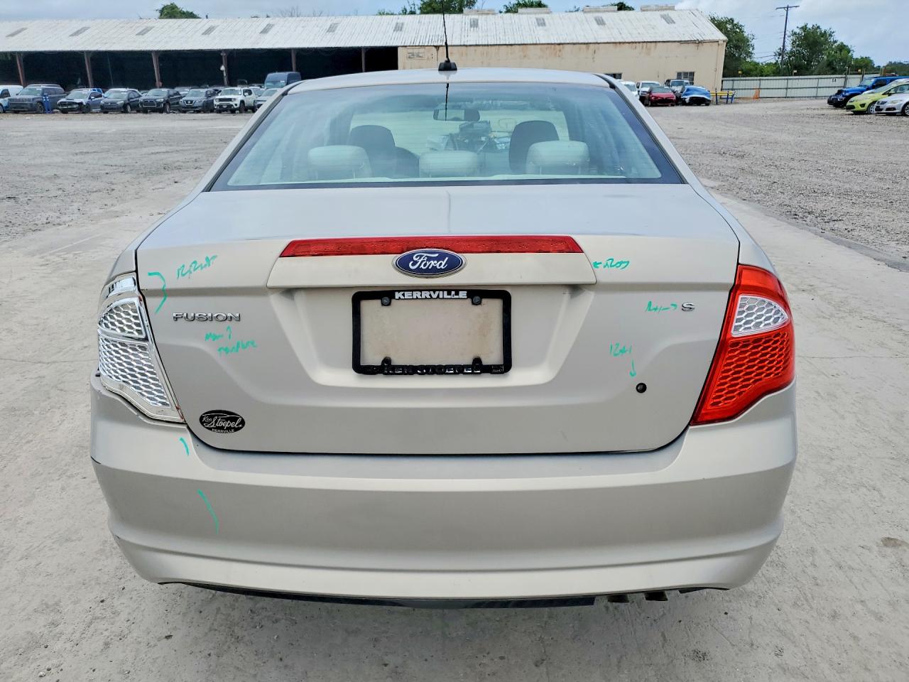 2010 Ford Fusion S Tan vin: 3FAHP0GA0AR389971