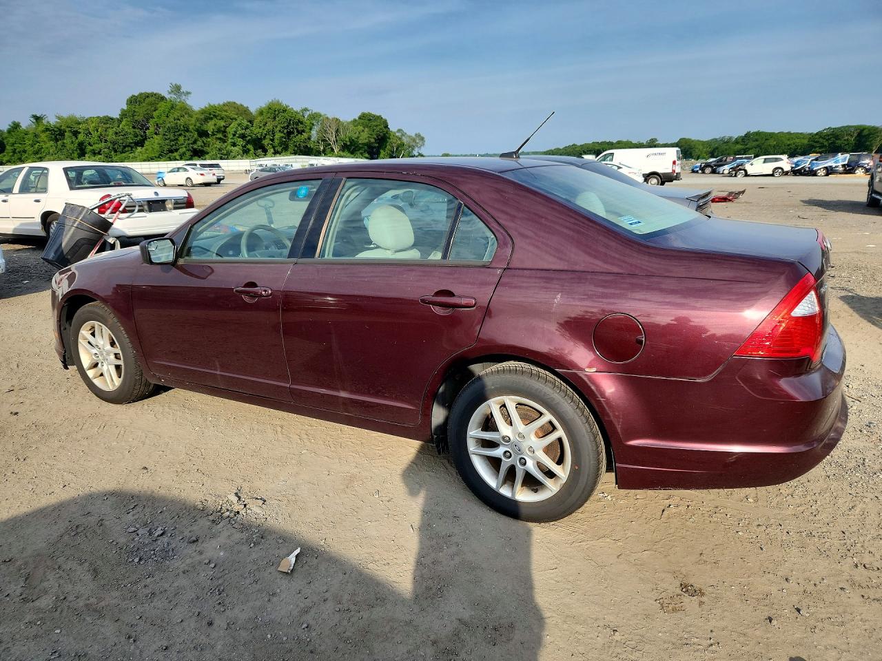 2011 Ford Fusion S Maroon vin: 3FAHP0GA0BR131144