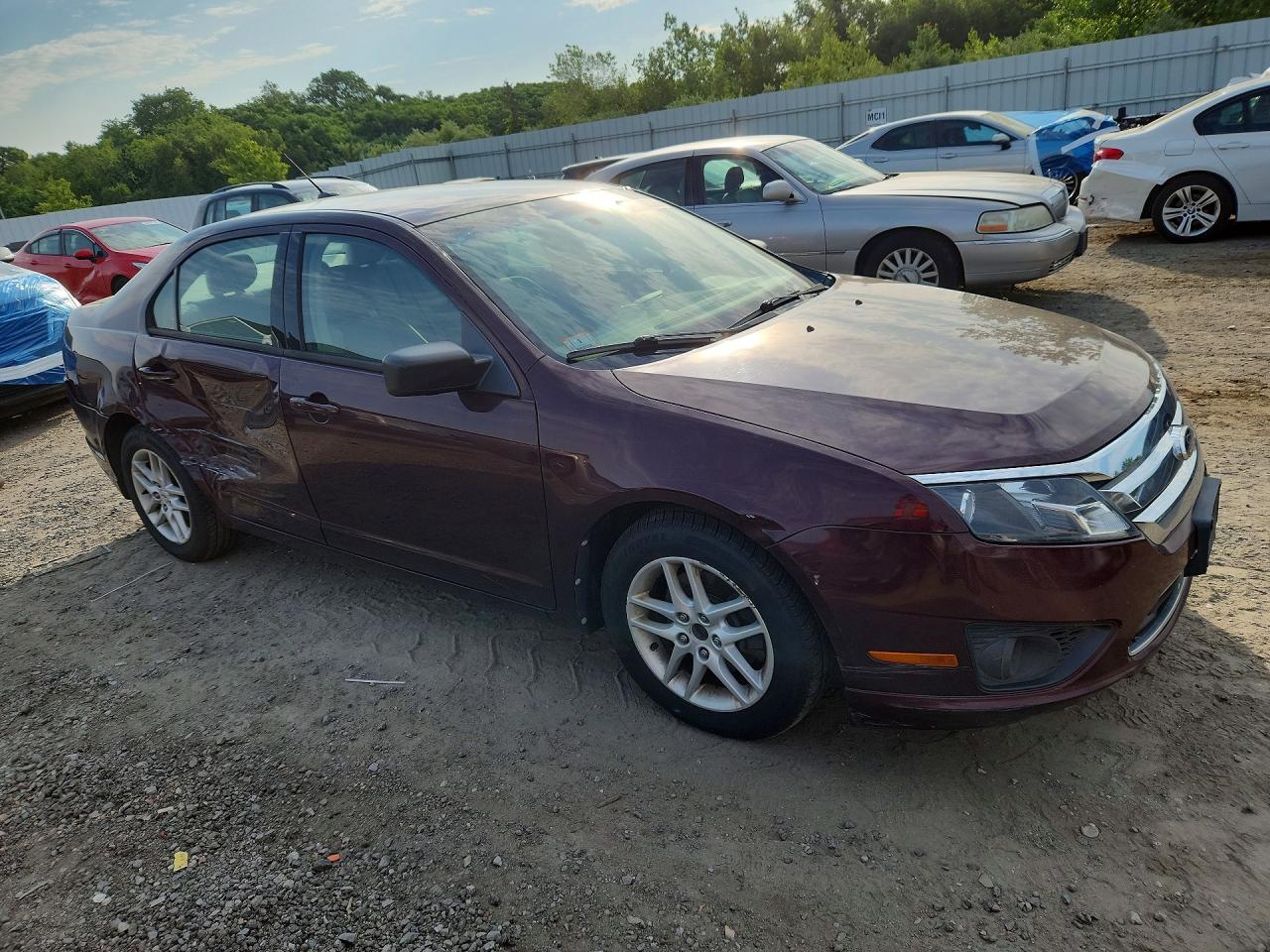 2011 Ford Fusion S Maroon vin: 3FAHP0GA0BR131144
