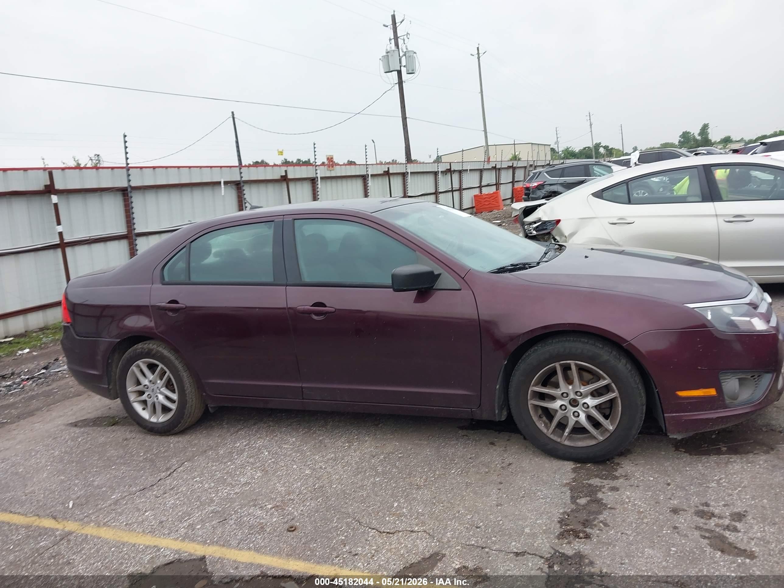 2011 Ford Fusion S Maroon vin: 3FAHP0GA0BR226819