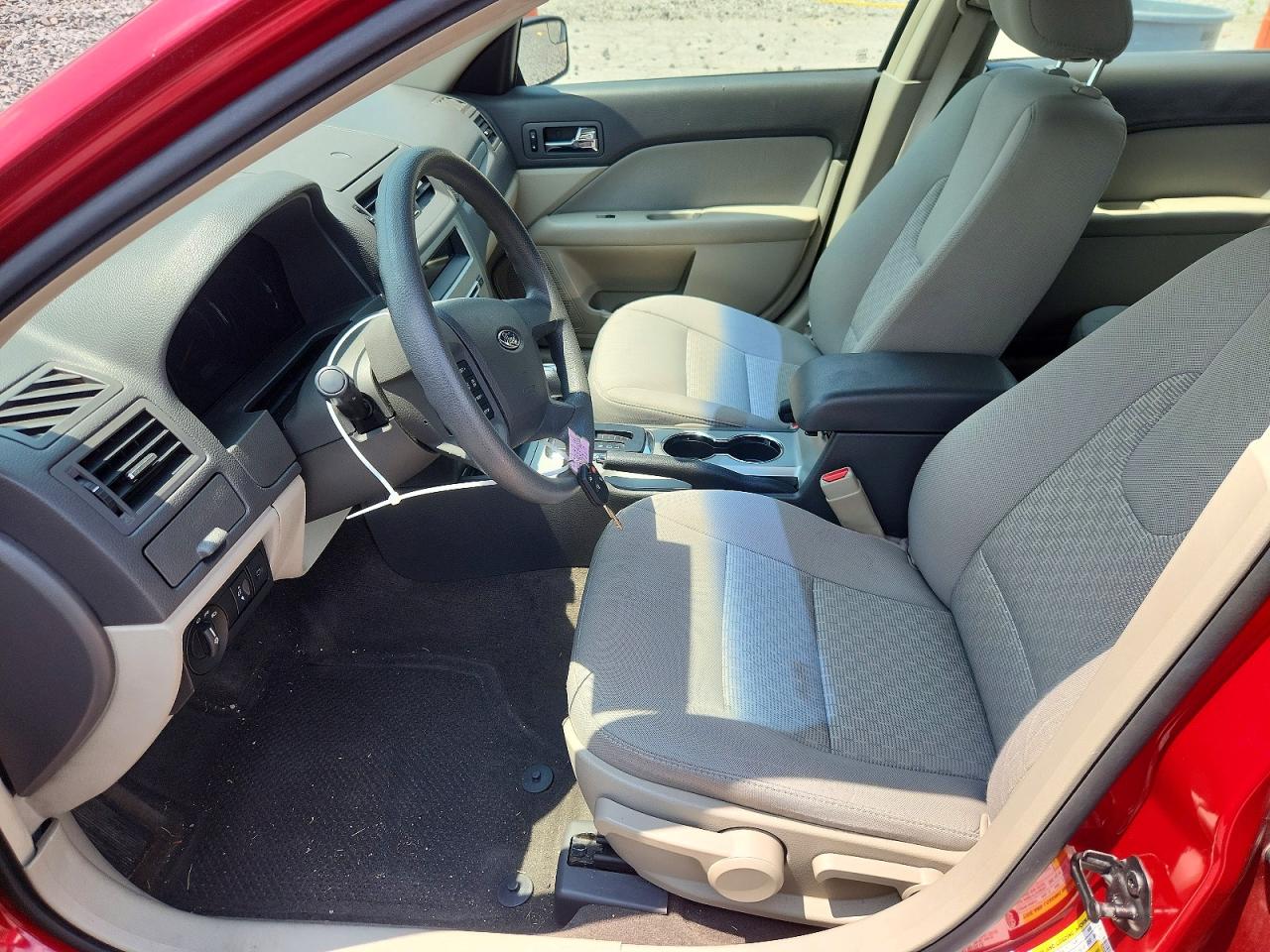 2011 Ford Fusion S Red vin: 3FAHP0GA0BR322210