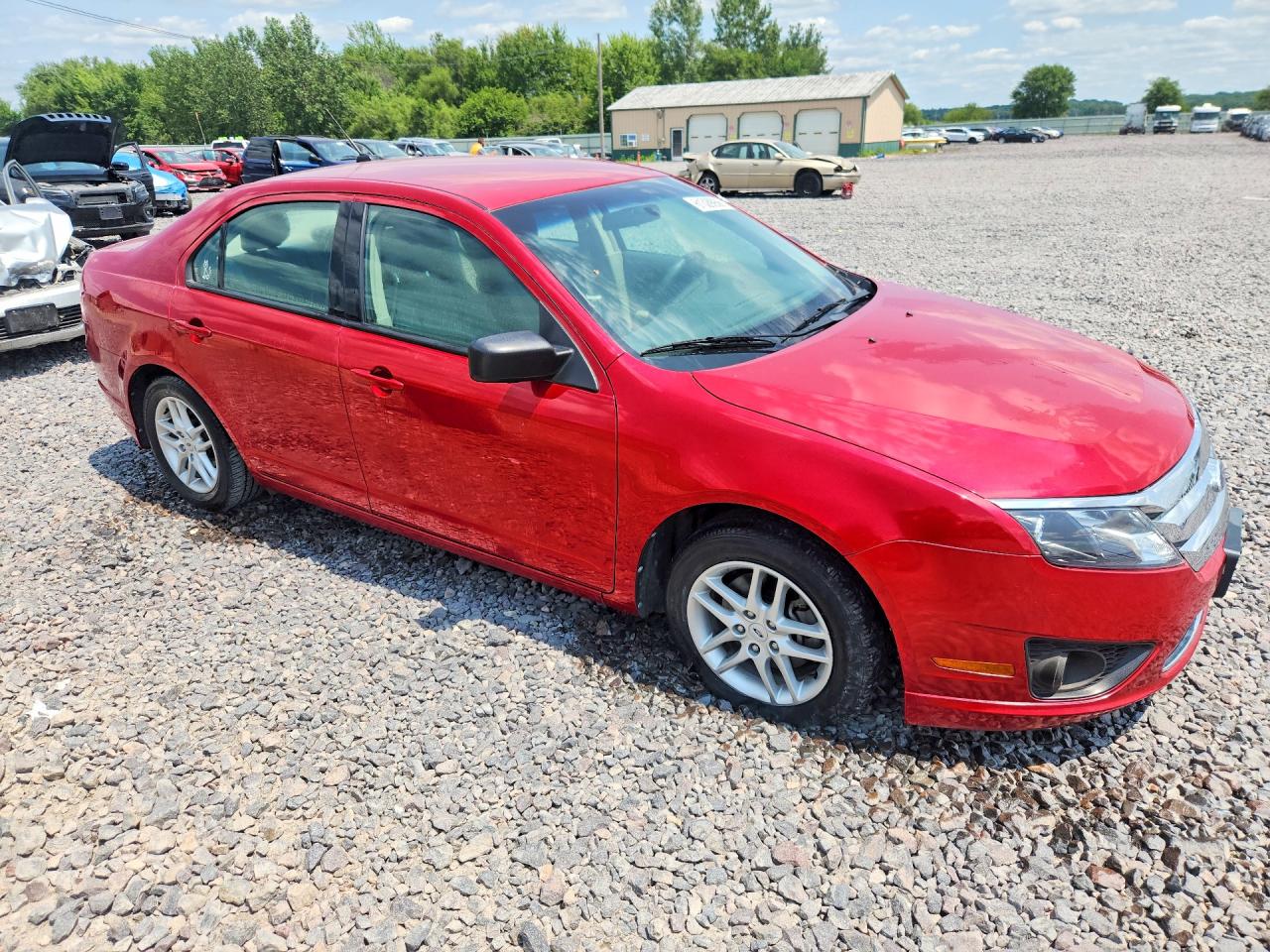 2011 Ford Fusion S Red vin: 3FAHP0GA0BR322210