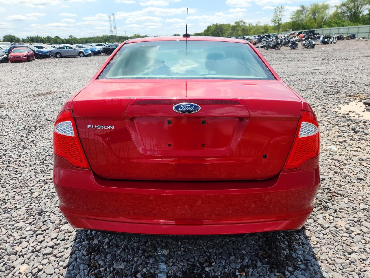 2011 Ford Fusion S Red vin: 3FAHP0GA0BR322210