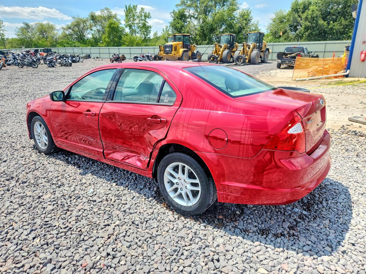2011 Ford Fusion S Red vin: 3FAHP0GA0BR322210