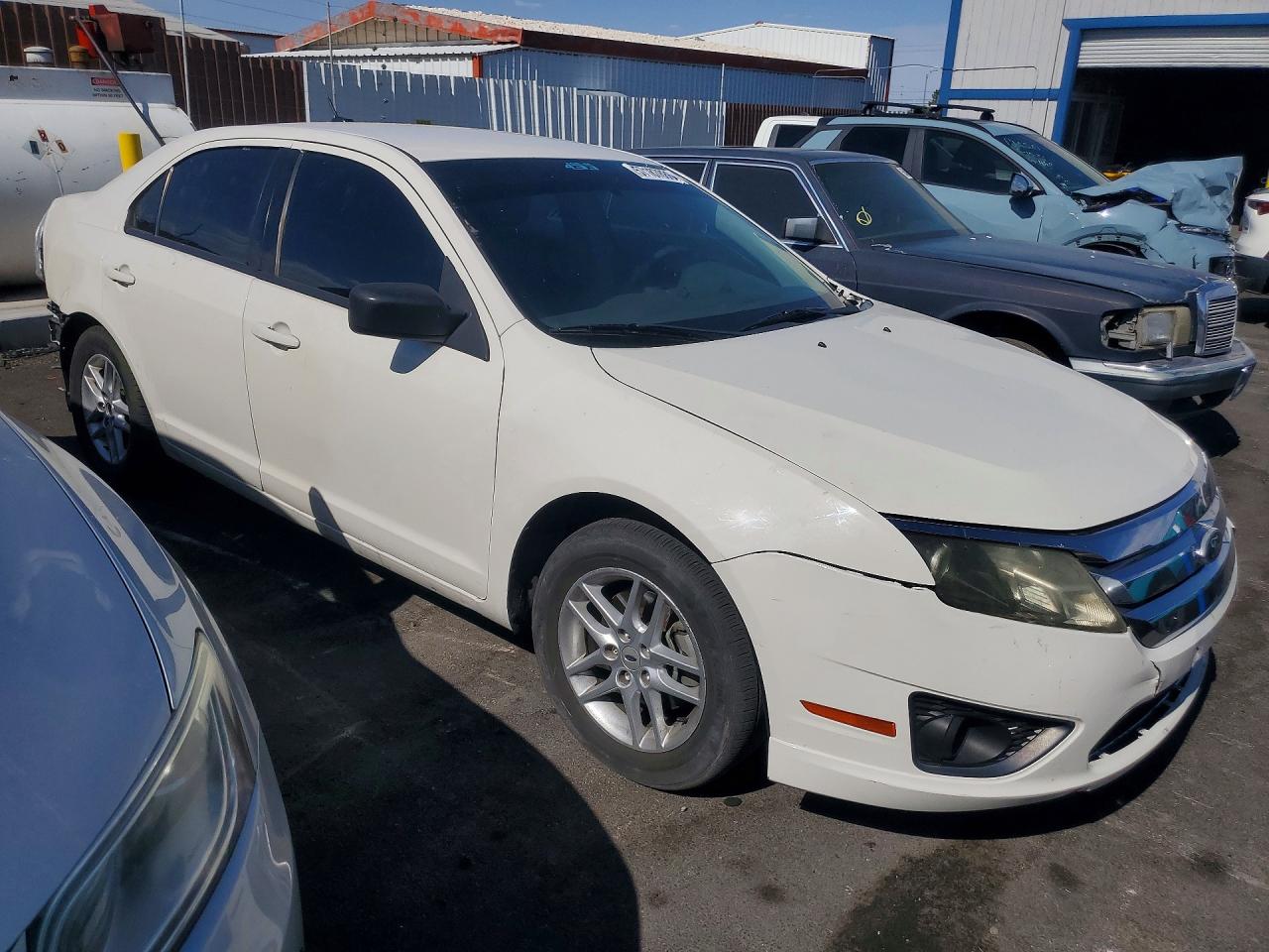 2012 Ford Fusion S Белый vin: 3FAHP0GA1CR321990