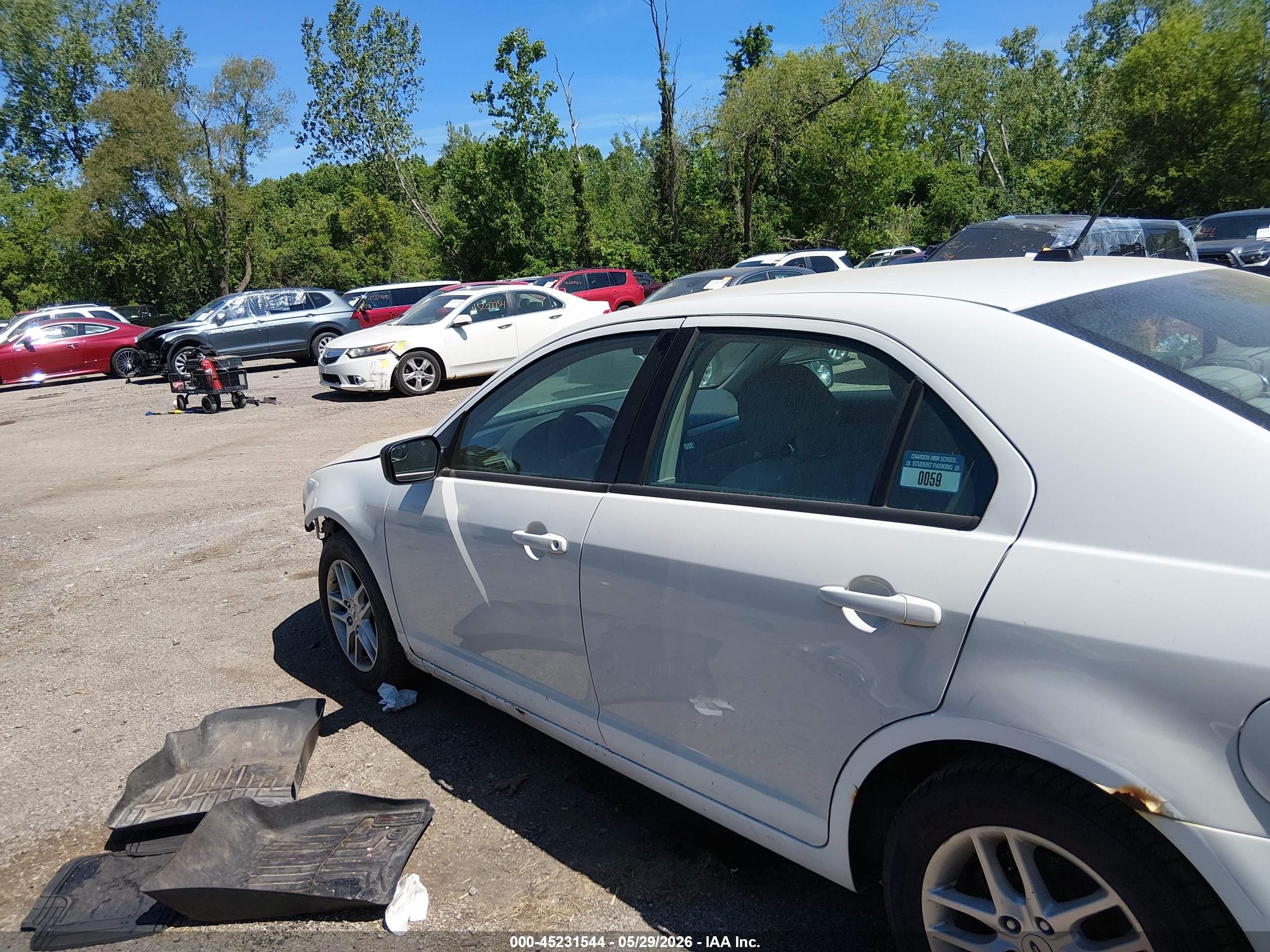 2012 Ford Fusion S Белый vin: 3FAHP0GA1CR381557