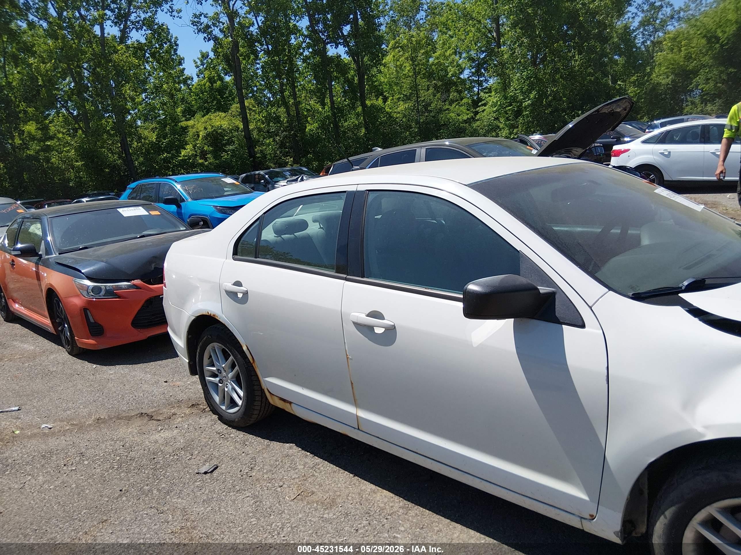 2012 Ford Fusion S Белый vin: 3FAHP0GA1CR381557
