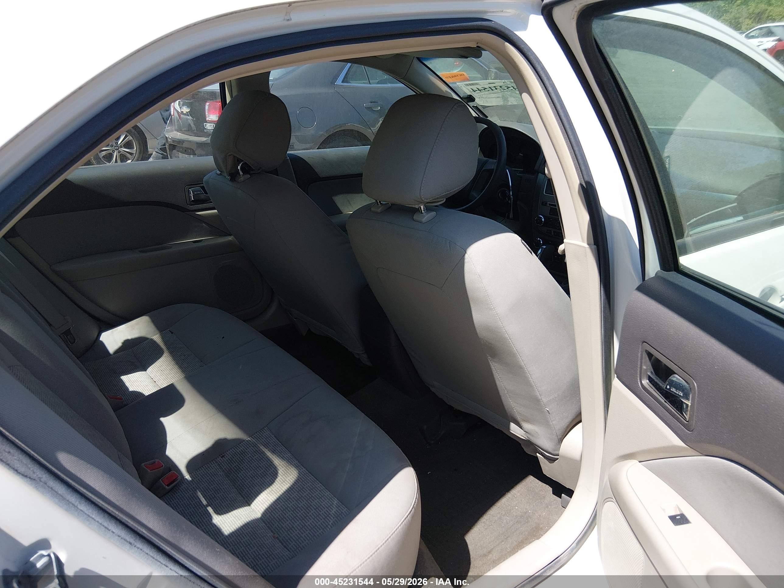 2012 Ford Fusion S Белый vin: 3FAHP0GA1CR381557