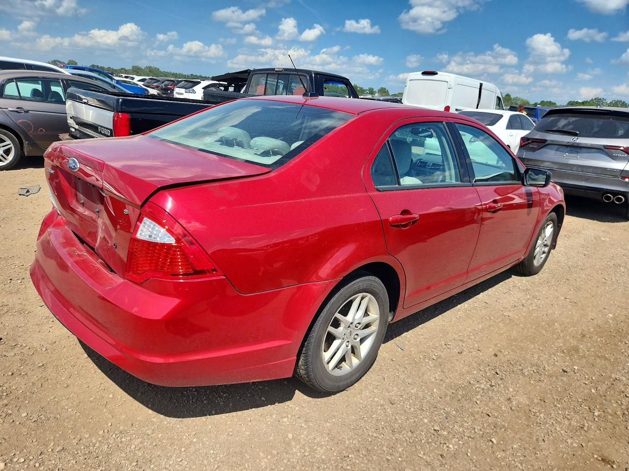 2010 Ford Fusion S Red vin: 3FAHP0GA2AR354722