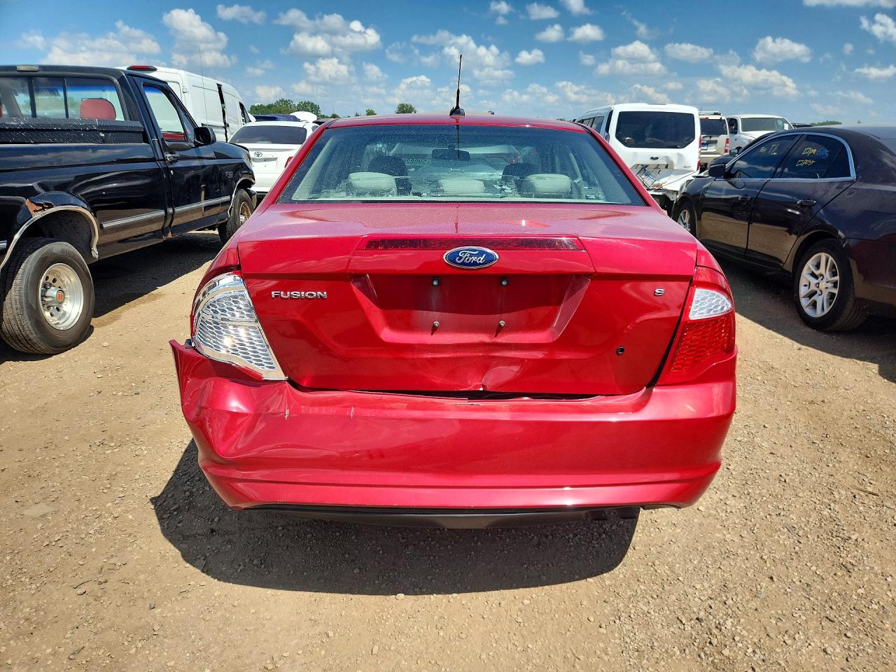 2010 Ford Fusion S Red vin: 3FAHP0GA2AR354722
