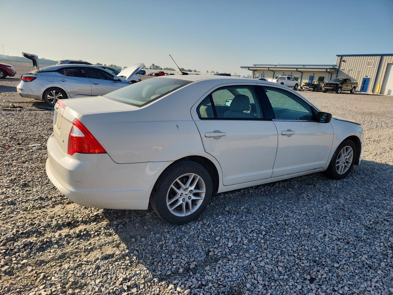 2012 Ford Fusion S Белый vin: 3FAHP0GA2CR225768