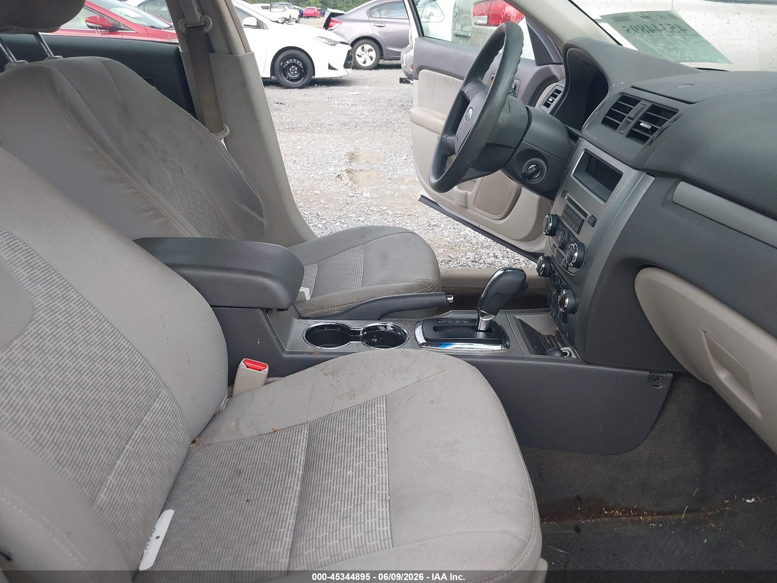 2011 Ford Fusion S Белый vin: 3FAHP0GA3BR249740