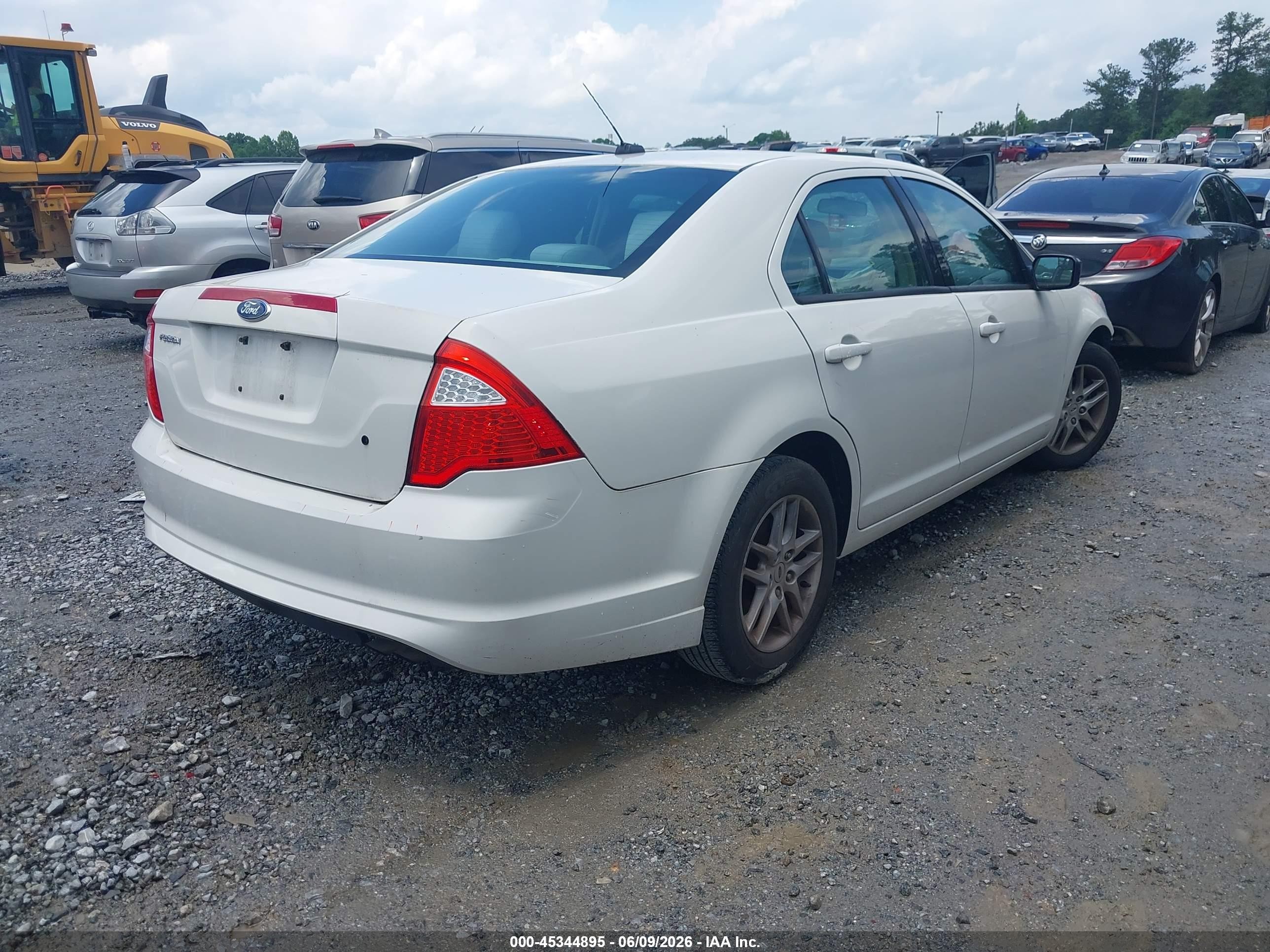 2011 Ford Fusion S Белый vin: 3FAHP0GA3BR249740