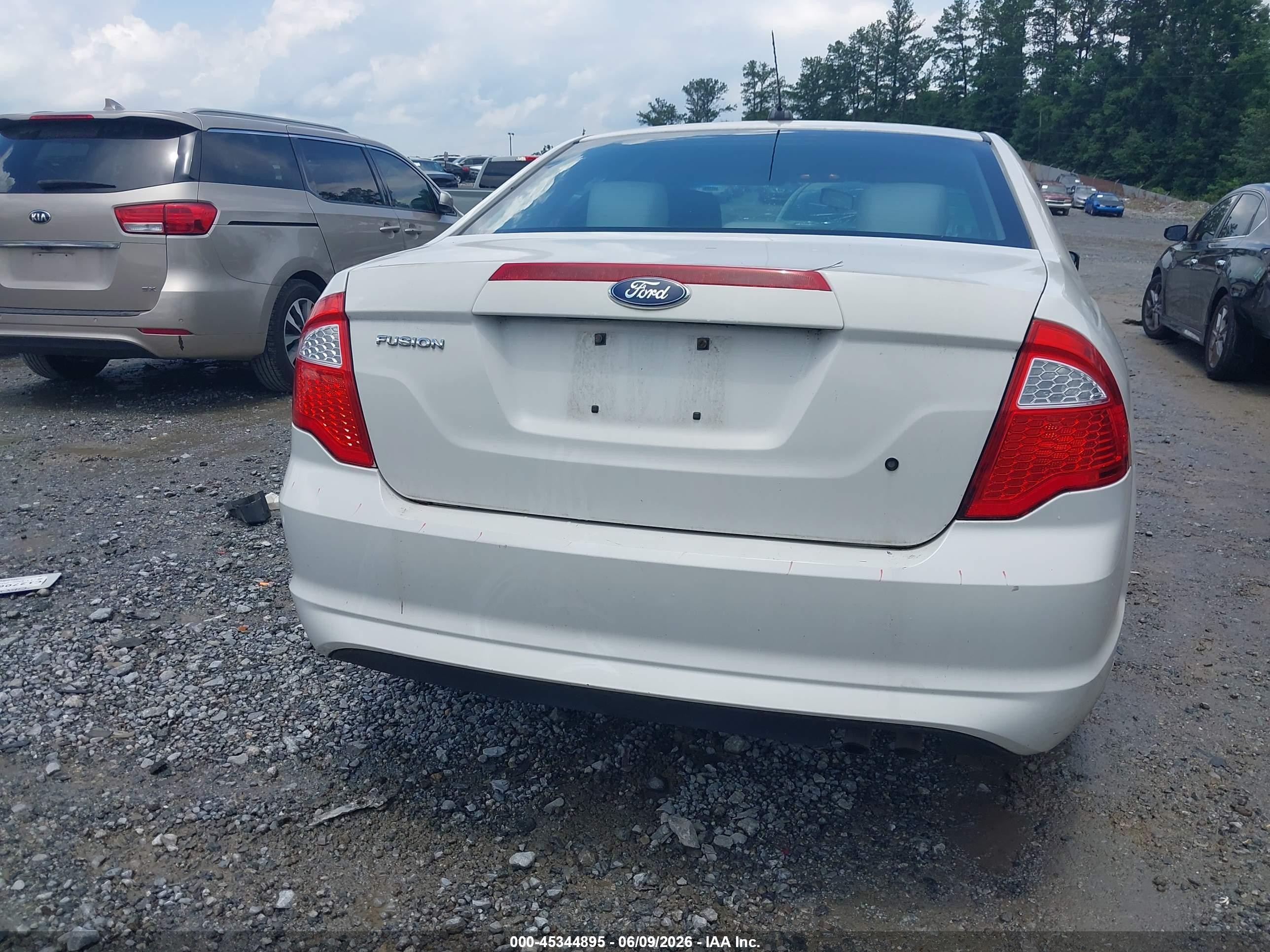 2011 Ford Fusion S Белый vin: 3FAHP0GA3BR249740